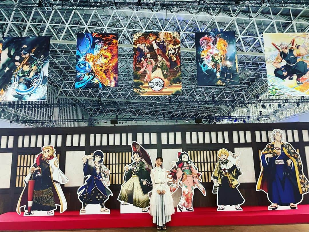 LiSAさんのインスタグラム写真 - (LiSAInstagram)「『#鬼滅祭 ～アニメ参周年記念祭～』 「鬼滅の宴 -無限列車編-」にて、#明け星　#白銀　#炎　を歌唱させていただきました。 日野さんの煉獄さんの後の炎はだめだよ😭😭😭😭😭😭特別な宴。サプライズなのに温かく迎えてくださった皆さまありがとうございました。 配信アーカイブ4/24まで kimetsusai.com/online/」4月17日 17時47分 - xlisa_olivex