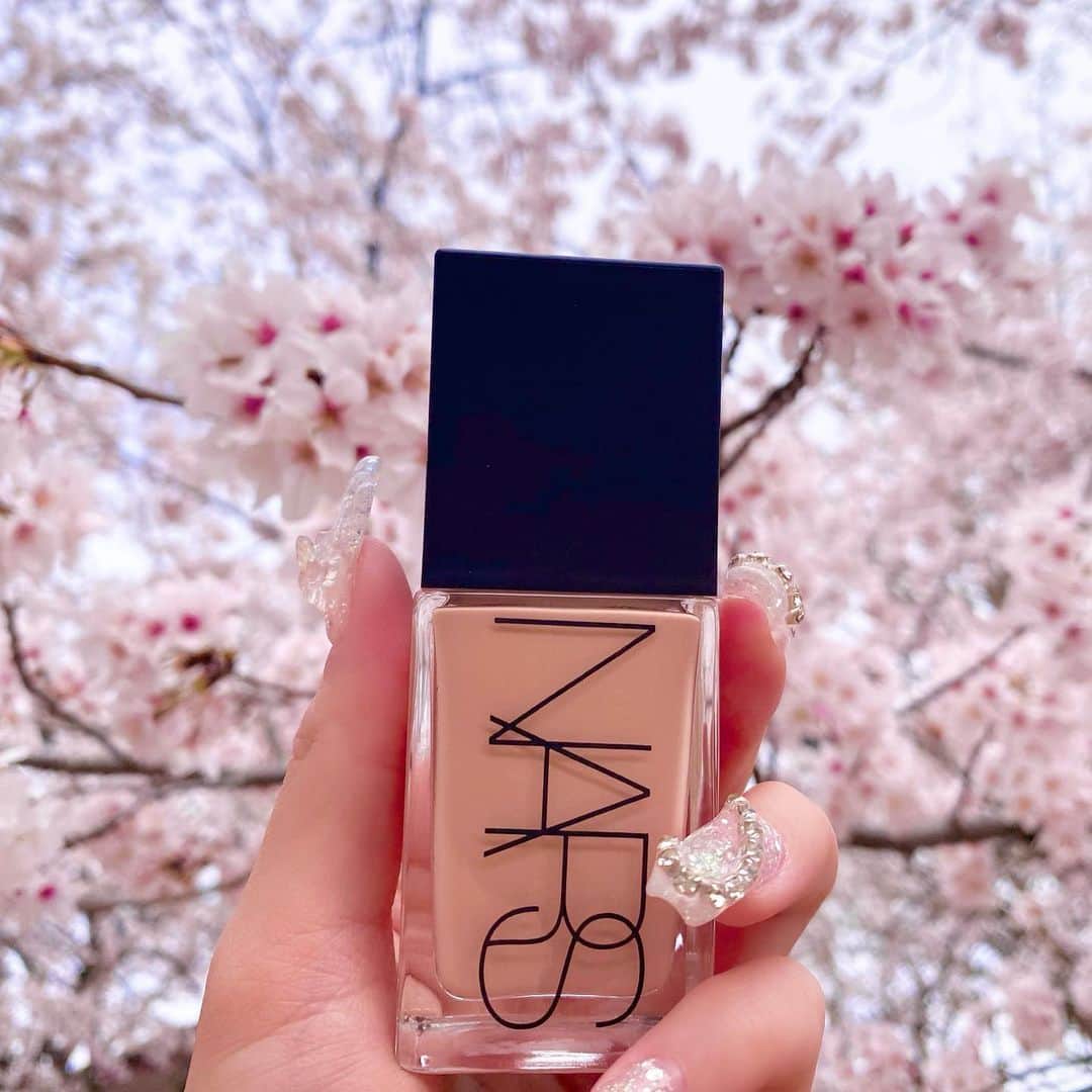 夏焼雅のインスタグラム：「@narscosmeticsjapan   最近はNARSのファンデ使ってます♡ 素肌っぽさがあってすごくいい感じ🫶🏻  写真は桜が満開の時に撮ってたの。 桜が恋しいなぁ〜🌸  #narscosmetics」