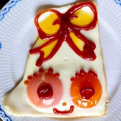 大地真央のインスタグラム：「新年度の 🥚目玉焼きオリジナルアート🎨 免疫力アップ💪の10連続‼ 🍳🍳🍳🍳🍳🍳🍳🍳🍳🍳  ・ピカピカの一年生でーす🎀 ・親戚のものです🐠鯛がいつもお世話になっております ・いや、だからね、花粉症なのよ💦 ・ヒーハー！あわわ！辛すぎ⚡︎ ・フリルって好き💓どこまでも飛んで行けそう🕊 ・えーサラリーマン川柳を一つ… ・いやいや🍶そんなもんじゃないよぉ世の中🍶 ・そうか、切ないなぁ〜💧泣いていいよ ・ビックリ❗眉毛Vになってるし😠 ・ウルトラマンの玄孫（やしゃご）  #目玉焼きオリジナルアート 🍳 #朝食 #目玉焼き 🍳 #ケチャップ🍅 #亜麻仁オイル #卵 🥚×2 #卵 🥚×1 #笑おう #免疫力アップ #大地真央 #MAODAICHI @maodaichi_official_goods @medamayakiart」