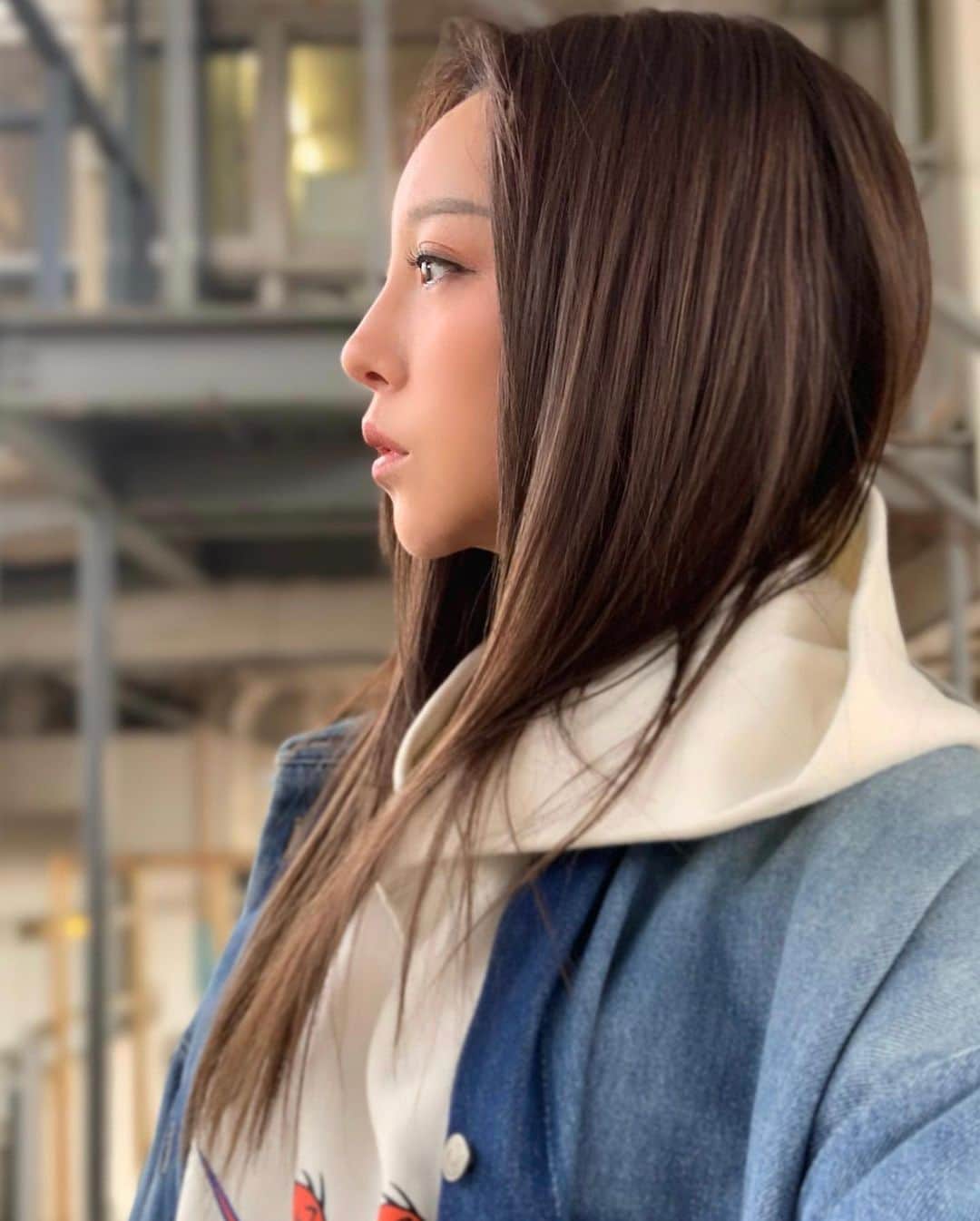山崎みどりさんのインスタグラム写真 - (山崎みどりInstagram)「#hoodie & #denimjacket   ────────────────────────── #denimjacket #denimshirt#sneakerstyle#coordinate #casualstyle #デニムジャケット #ロングデニムシャツ #メンズライク #oversizedshirt #hoodie#hoodiestyle #nike #nikeair#ストレートヘア #straighthair #ヘアリウム#hairium#デニムコーデ」4月17日 18時57分 - midori_yamasaki_