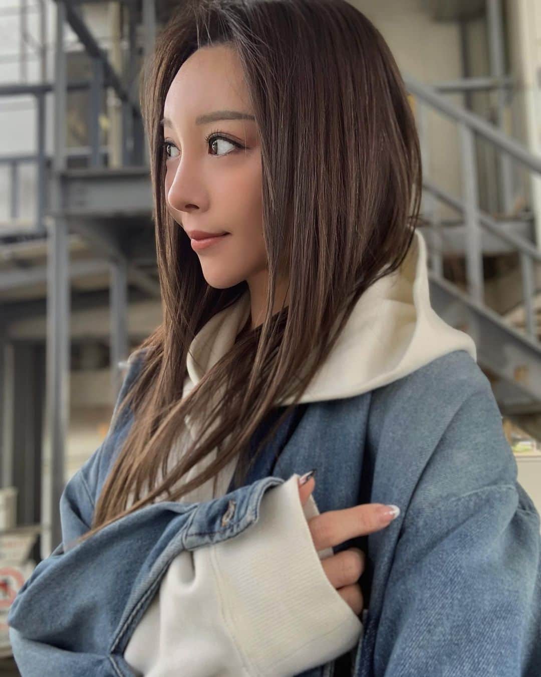 山崎みどりさんのインスタグラム写真 - (山崎みどりInstagram)「#hoodie & #denimjacket   ────────────────────────── #denimjacket #denimshirt#sneakerstyle#coordinate #casualstyle #デニムジャケット #ロングデニムシャツ #メンズライク #oversizedshirt #hoodie#hoodiestyle #nike #nikeair#ストレートヘア #straighthair #ヘアリウム#hairium#デニムコーデ」4月17日 18時57分 - midori_yamasaki_