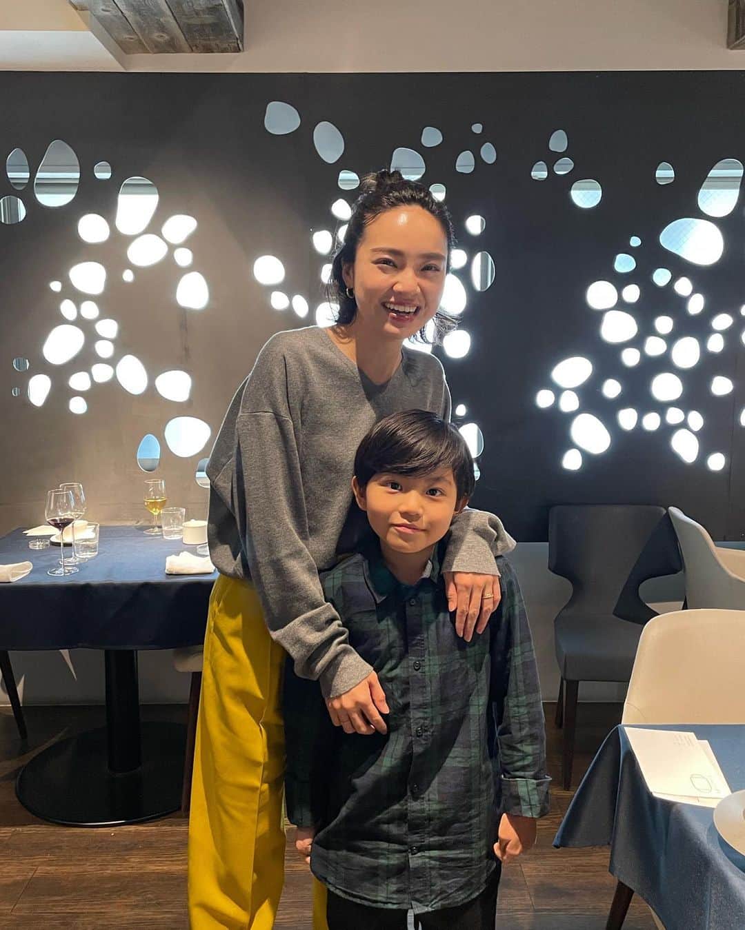 のインスタグラム：「先日、 @aras.japan さんのプレスイベントへ長男と参加させていただきました🍽  @restaurant_laube さんの本格的なコース料理を頂くということで、今までコース料理の体験をしたことがない長男は途中で退屈してしまうんじゃないか…と少し心配でしたが、次々と出てくる美しいお料理とARASの食器の特徴やデザインにすごく興味を持ったみたいで、最後のデザートまで2人でしっかり堪能させて頂きました🍽  ARASと言えば、 愛用されてる方は分かると思いますが、とにかく全ての食器が使いやすい！  そして、1000回落としても割れないほどの耐久性✨ 見た目のデザインに惹かれて使い始める方も多いみたいですが(私もそうでした)、実際に使ってみると、驚くほど軽くて、盛り付けたお料理が映えるし、全種類集めたくなります。  カトラリーなんて、持ってないみたいに軽い😂  そして、私たちも参加した "親子で一緒に楽しめるコース料理"を体験できるイベントが5月3日〜5日に開催されるみたいです🍽 詳しくは @aras.japan のjournalへ ・ ・ ・ #aras #エイラス」
