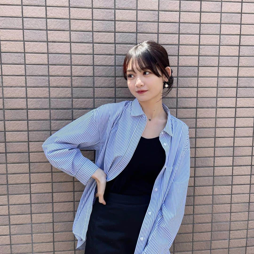安村真奈のインスタグラム：「最近はまとめ髪がお気に入りです！💐 毎日暖かくて嬉しい~！  #安村真奈 #お団子ヘア #ストライプシャツ #ストライプシャツコーデ」