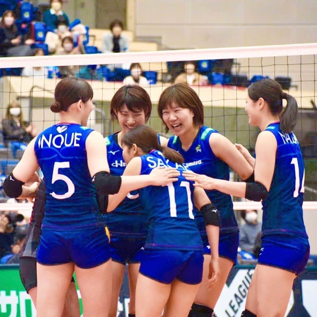 大竹里歩のインスタグラム：「🏆 《2021~2022  Ｖリーグ  CHAMPION🥇》 たくさんの温かいご声援ありがとうございました✨  まず最後がこんな形になってしまったこと 多大なご心配・ご迷惑をお掛けしてしまい 本当に申し訳ない気持ちでいっぱいです。  色んな想いや言葉が交錯しますが… このチームで半年間リーグを戦ってきて ファイナルまできた事実は変わりません。  チーム全員で積み上げてきたもの、 みんなの日々の努力が報われたことが 本当に嬉しく思いますっ(*^^*)♡  JTマーヴェラスさんを始め 全チームへの最大の敬意を持ち、 今リーグの運営に関わって頂いた 全ての方々に感謝しています🤝  また最後まで共に強く戦って下さった ファンの皆様本当にありがとうございました☺️💓  #久光スプリングス #11年目にしてリーグ初優勝 #このチームでバレーが出来て本当に幸せ .」