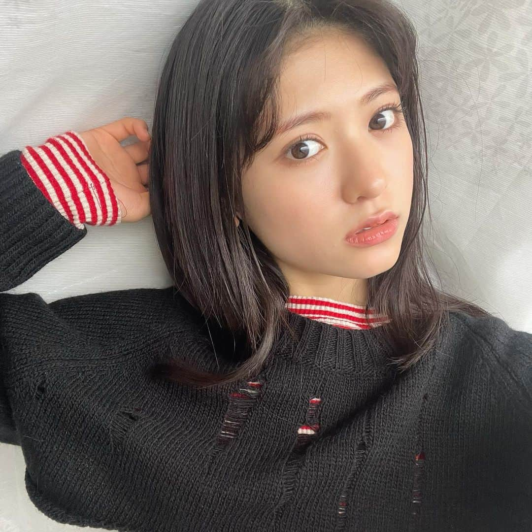 凛美さんのインスタグラム写真 - (凛美Instagram)「◡̈ ⁡ ⁡ 最近の撮影は 前髪なしヘアしていただくことが多いの~ ⁡ これから誌面になって 皆さんのもとに届くと思うので しばしお楽しみに💖 ⁡ ⁡ ⁡ ところでところで 久しぶりに自撮りした...！ なにごとも習慣にしないと鈍っちゃうし 緊張するーー😵‍💫 ⁡ #ニコラ#ニコラ5月号発売中#5月号#ニコラモデル#研音#凛美」4月17日 19時41分 - rimi_kenon_official