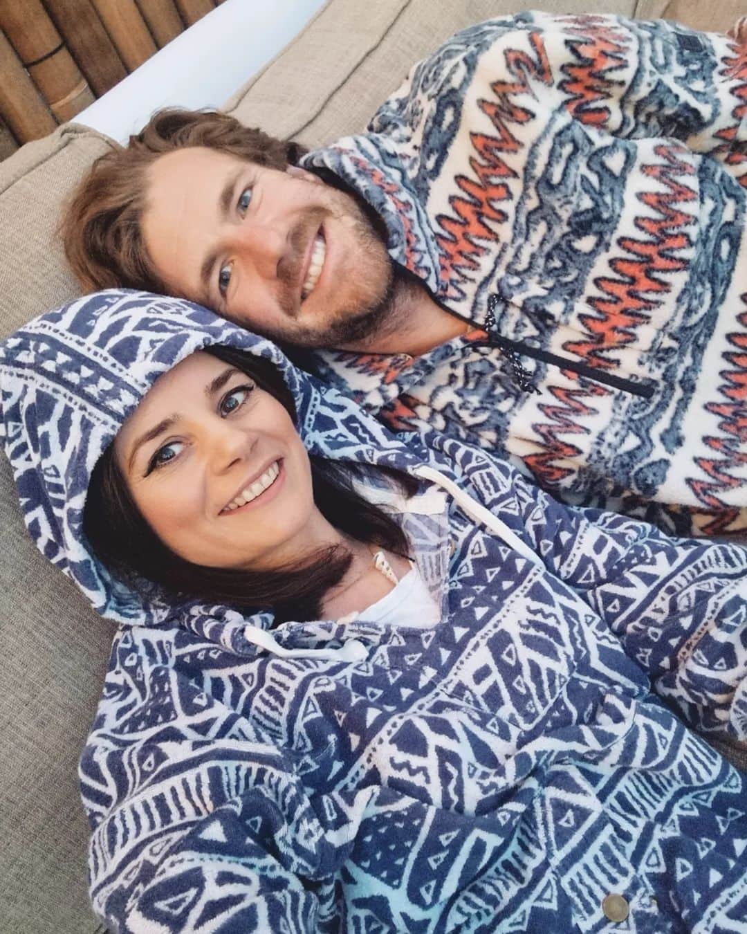 のインスタグラム：「Hat hier irgendwer von euch Eier gefunden? Ich hab nur ein paar K.O. Tropfen bekommen. 🐰🥚 Frohe Ostern! #Partnerlook ❤️ #FreedomOfHumour 💫  Da es zu Missverständnissen gekommen ist, erkläre ich hiermit den Gag:  Das sollte kein Witz auf Kosten von K.O. Tropfen Opfern sein, sondern eine Anspielung darauf, dass Luke diesen K.O. Tropfen Gag ja damals in seinem Programm hatte und ihm das nachträglich als vermeintlicher "Beweis von Schuld" ausgelegt wurde. Er hat aber ja nie jemandem K.O. Tropfen gegeben. Mir war klar, dass das nicht jeder lustig findet, muss ja auch nicht. Mein Humor hat wenig Grenzen und dazu stehe ich auch. Das war einfach nur ein lockerer Spruch...wer da mehr Aussage meinerseits reininterpretiert, dann liegt das an der persönlichen Wahrnehmung, nicht an dem, was ich aussagen wollte. 😘」