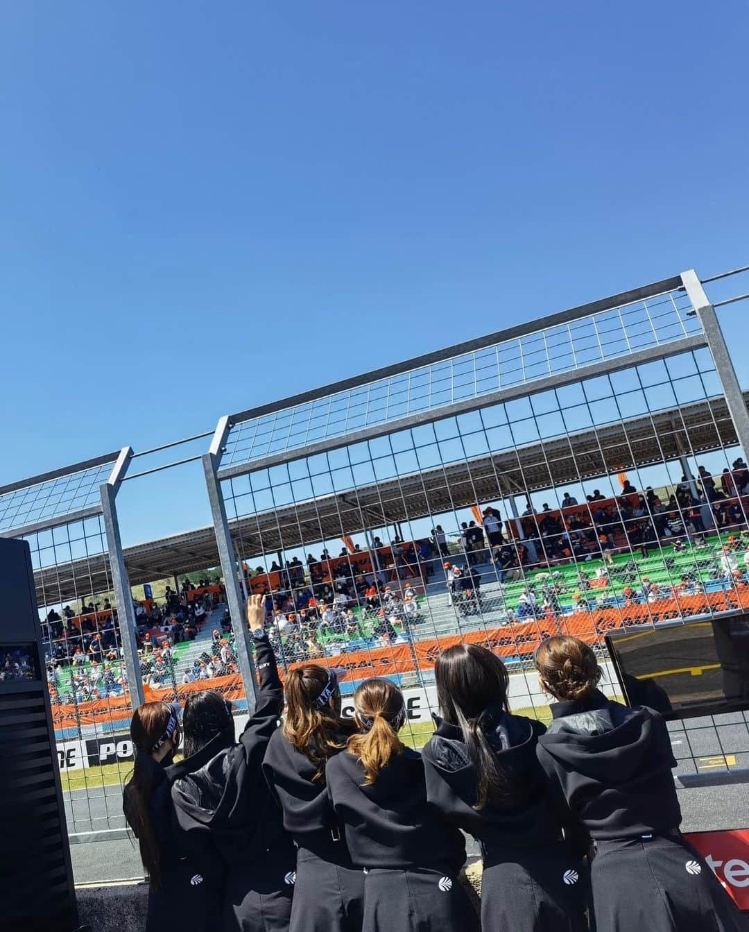 御子柴かなさんのインスタグラム写真 - (御子柴かなInstagram)「#SUPERGT Rd.1岡山決勝、 8号車10位 55号車9位でチェッカーを受けましたが、前車両との接触によりペナルティとして40秒加算され15位という結果でした🏁  ARTAへの暖かい応援ありがとうございました🏎❤️‍🔥 決勝レースをみて、チームの絆をとても感じました😭  まずは開幕戦、無事終えられて良かったです！初めてのサーキットで、慣れないことも多かったですが、すごく新鮮で楽しかったです☺️  次戦、5/3.4の富士スピードウェイも皆さんARTAの応援、よろしくお願いします🫡🖤 #ARTA #ARTAGALS #AUTOBACS #オートバックス」4月17日 19時49分 - kanakana2510