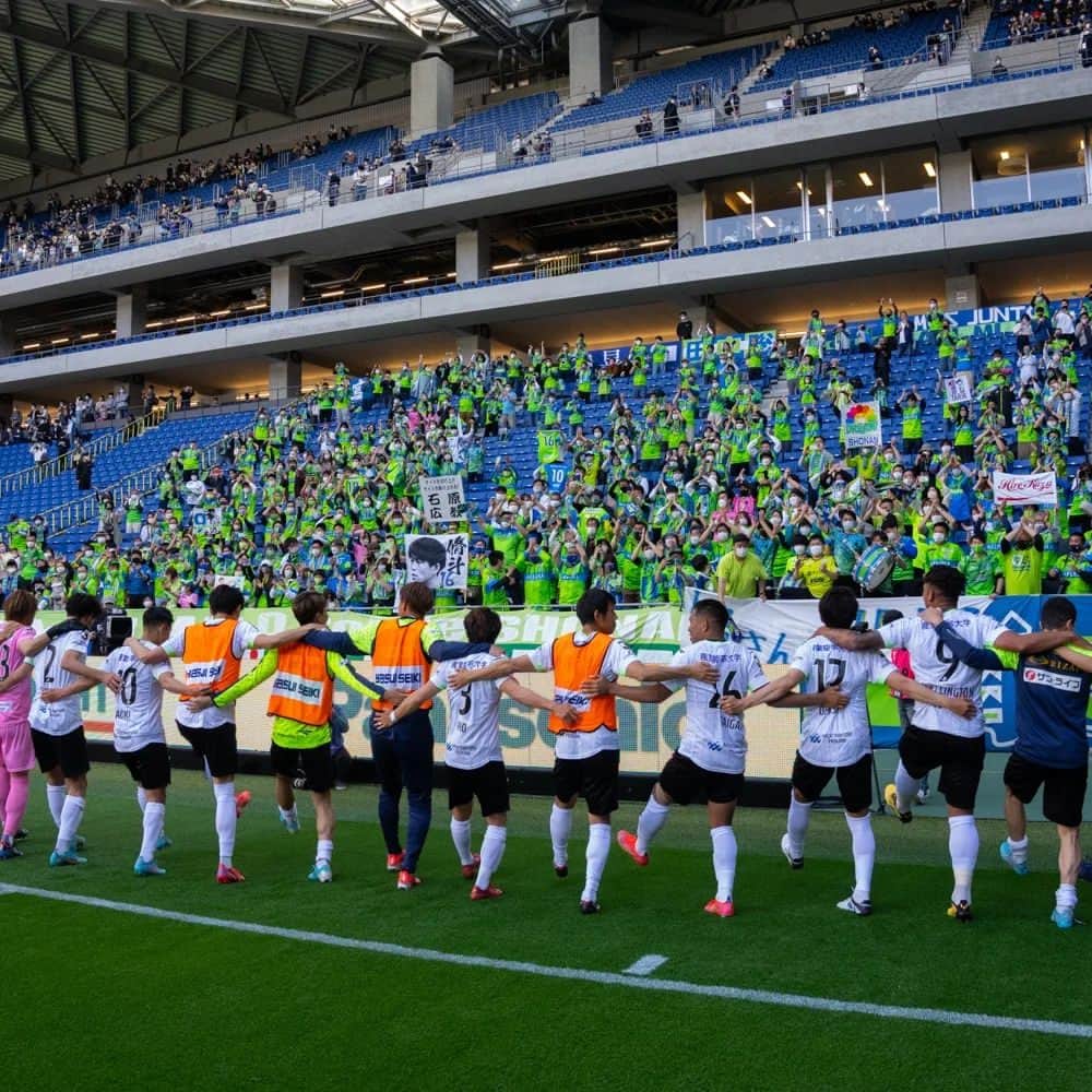 のインスタグラム：「今シーズン初勝利！ ここから反撃開始⚽️  #湘南ベルマーレ  #ガンバ大阪  #山口智  #山本脩斗 #3枚目はリスタート対応 #遊んでようにしかみえない」