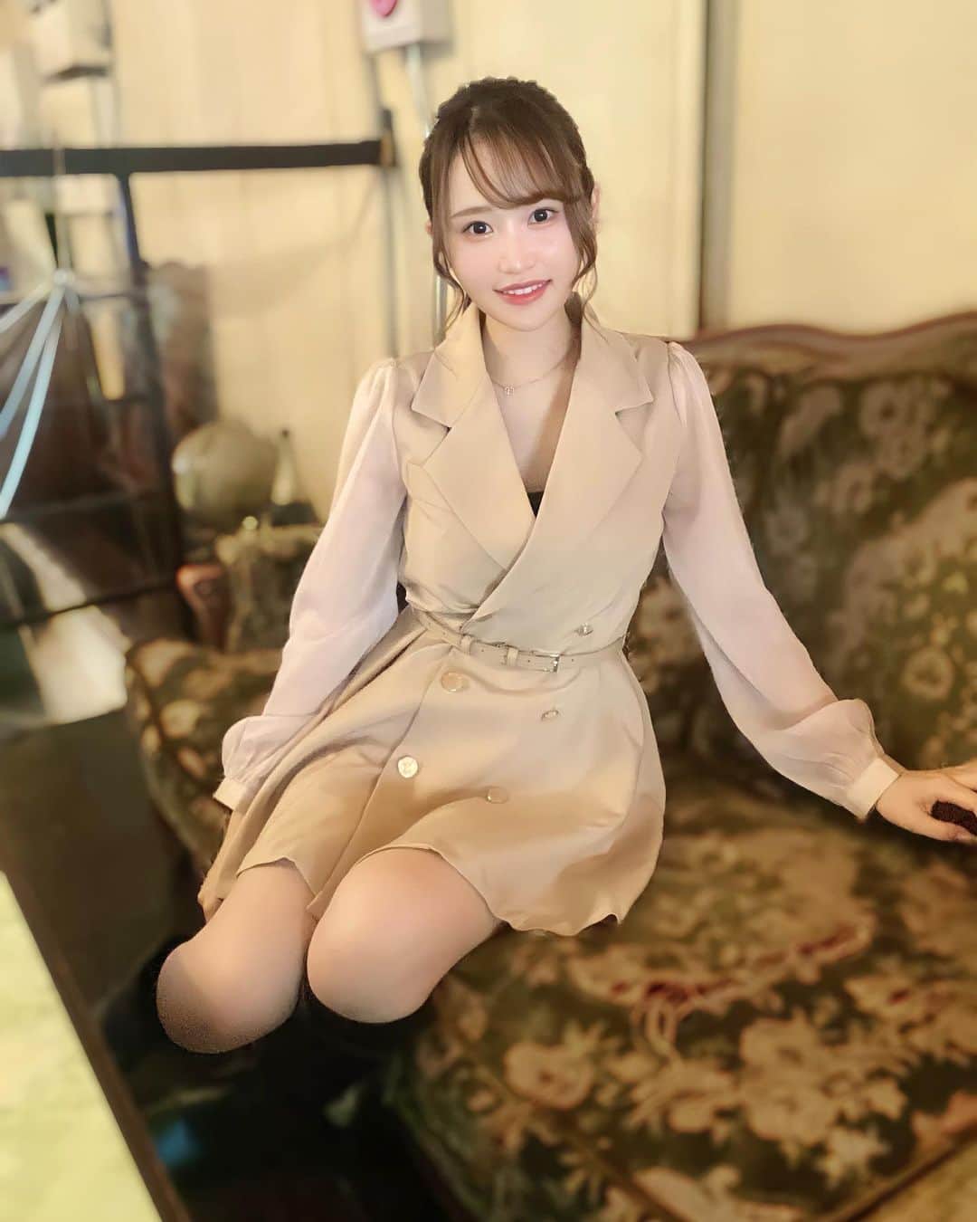 のインスタグラム：「🐶🍯 . @unsually_official のトレンチ風ワンピースかわいい🧥♡ . 腕がシースルーになってるのもかわいいし、サラッと1枚できまるのがいい😆 . 今の季節にピッタリ🤍 . ✔https://bit.ly/3je4h1Y  . #unsually#春服コーデ#春コーデ  #イチナナライバー#イチナナ#ライバー#ライブ配信#配信者#tiktok#癒し系女子#ビジョビ#ビジョビジョ#ぷーちゃん#撮影モデル#サロンモデル#モデル#大阪サロンモデル#関西モデル#関西サロモ#関西サロンモデル#フリーモデル#関西フリーモデル# 撮影依頼受付中#撮影依頼募集中」