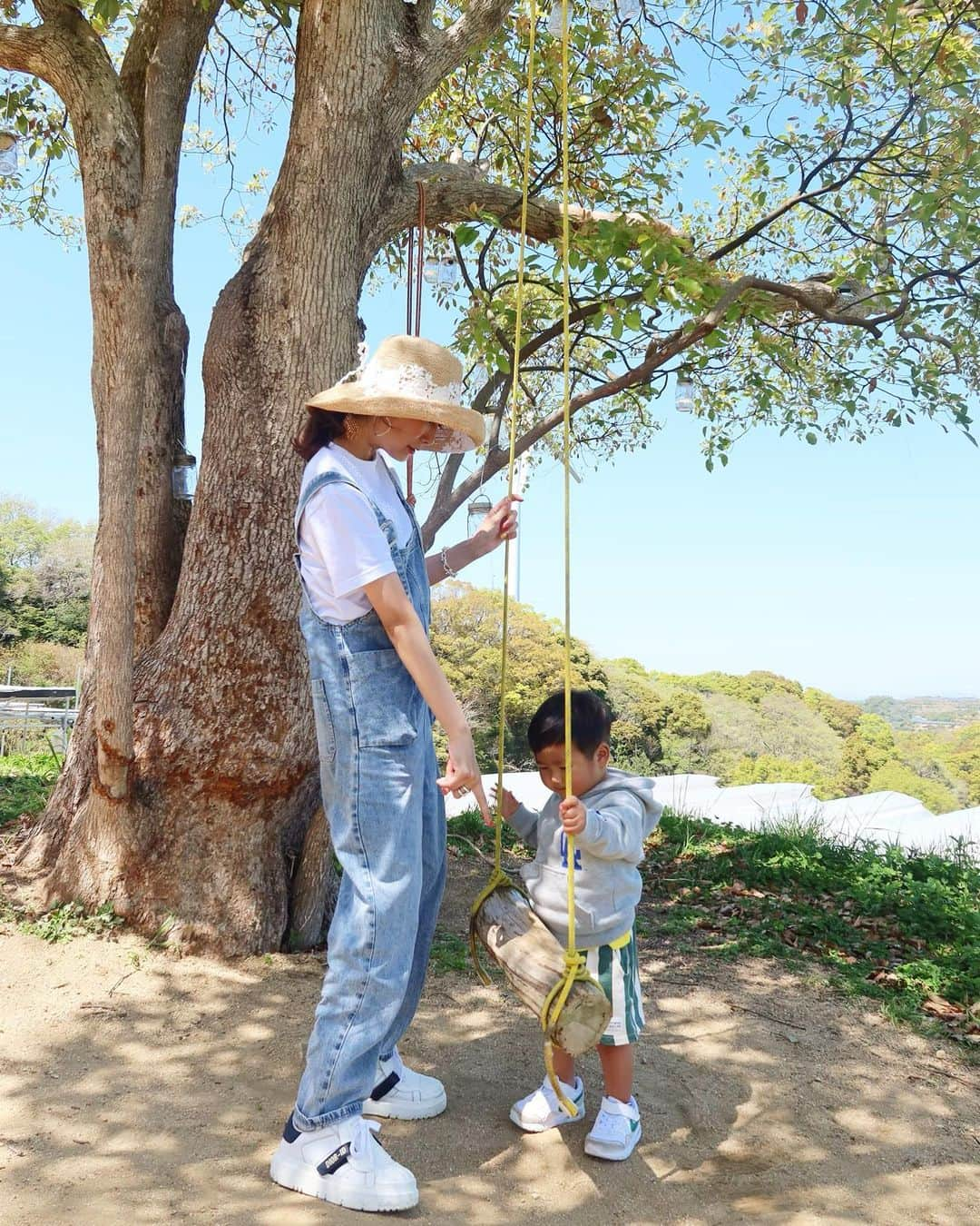 Mai Wakimizuさんのインスタグラム写真 - (Mai WakimizuInstagram)「イチゴ狩りの後、憧れていたブランコを乗りに＼(^o^)／私だって乗ってみたくて息子と取り合い♡笑 大人が(しかも妊婦)乗ってる人は誰一人居なかった。笑 #1歳8ヶ月#1歳男の子#男の子ママ#妊娠7ヶ月#マタニティ#グリナリウム淡路島#淡路島」4月18日 7時06分 - wakkin__m