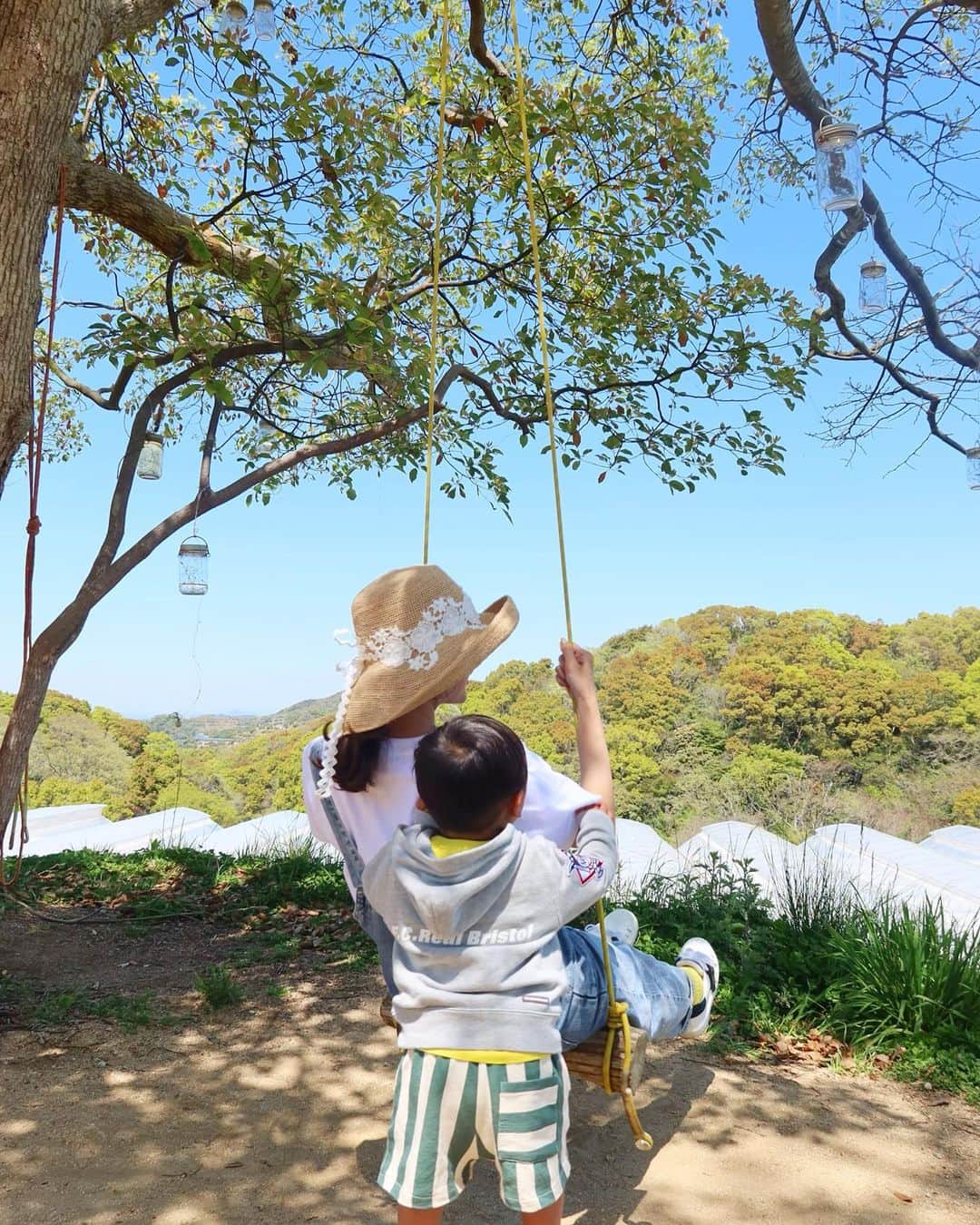 Mai Wakimizuのインスタグラム：「イチゴ狩りの後、憧れていたブランコを乗りに＼(^o^)／私だって乗ってみたくて息子と取り合い♡笑 大人が(しかも妊婦)乗ってる人は誰一人居なかった。笑 #1歳8ヶ月#1歳男の子#男の子ママ#妊娠7ヶ月#マタニティ#グリナリウム淡路島#淡路島」