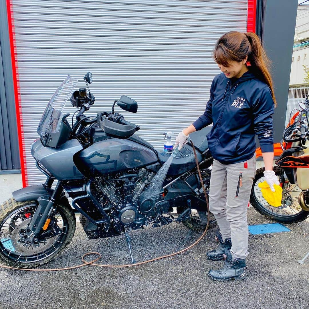 木村亜美さんのインスタグラム写真 - (木村亜美Instagram)「. . 今日はバイクを洗車Day🚿  先週Door of Adventureで林道をいっぱい走って泥だらけ！…の汚れが、 サクッと綺麗に流せたので、やっぱりガラスコーティングの効果ってすごい良い👏 . . . #シュアラスター #シャイニーシールド #洗車 #木村亜美 #バイク洗車 #洗車好きな人と繋がりたい  #SurLuster #ハーレーダビッドソン女子  #ハーレーダビットソン  #洗車日和」4月17日 22時19分 - ami_kimura0327