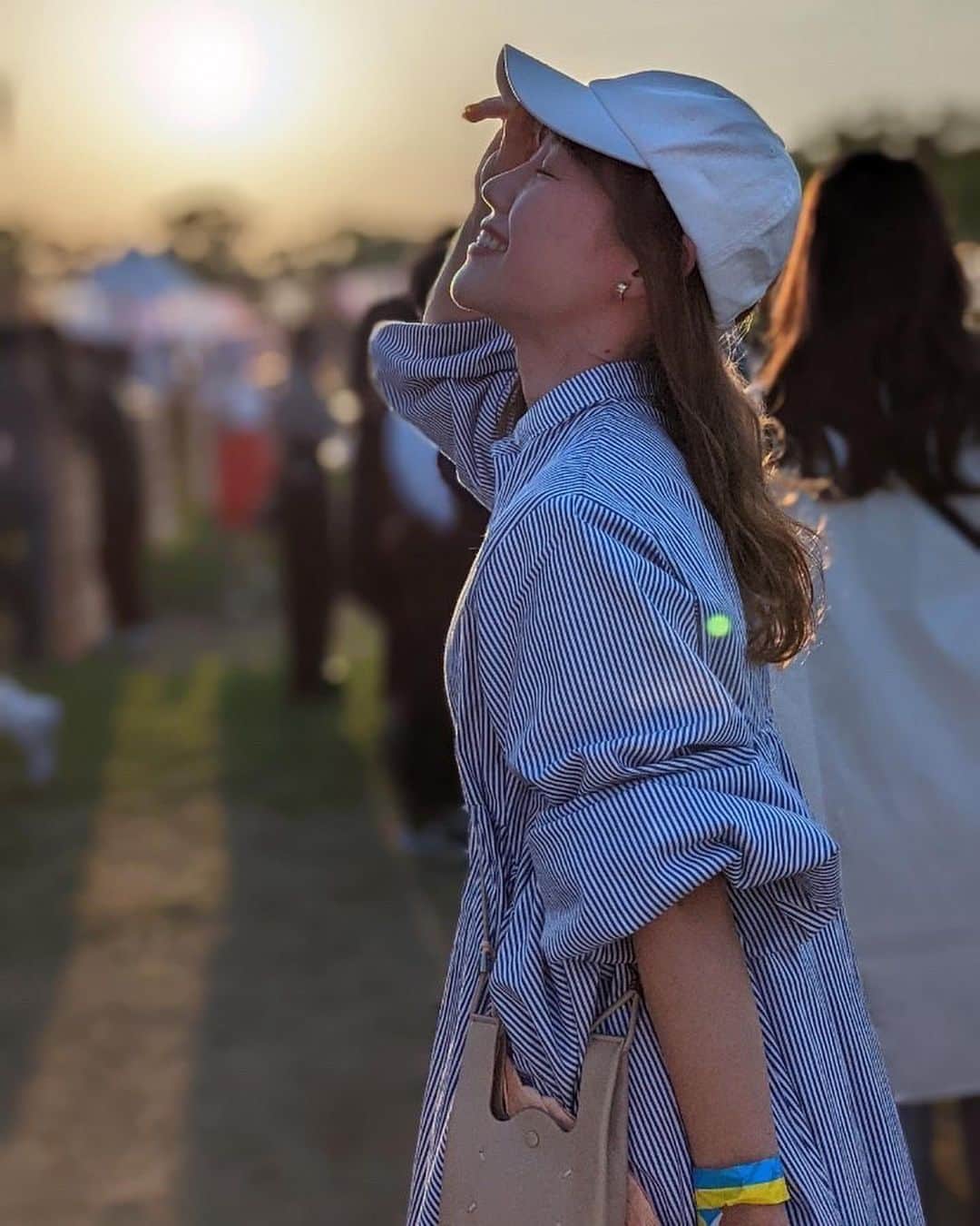 黒田りさのインスタグラム：「🚩 舞鶴公園で初開催の福岡野外フェスGGBCへ行ってきました✨  快晴の中、美味しいご飯に、いい音楽に、久しぶりのこの感じがしあわせだった〜🥰 ゲストはシークレットで今日まで知らなかったんだけど、TENDERさんのライブ、DATSのMONJOEさんDJもあり、これまた最高でした👏✨(写真とってもらった🥺)  そして、これまた福岡のいいところなんだけど知り合いやともだちが沢山いて、どんどん繋がるアットホーム感もよかったなあ✌️✨  ふぅー日焼けした〜🌞  #ggbc #福岡野外フェス #フェス #舞鶴公園 #citadel #fukuoka」