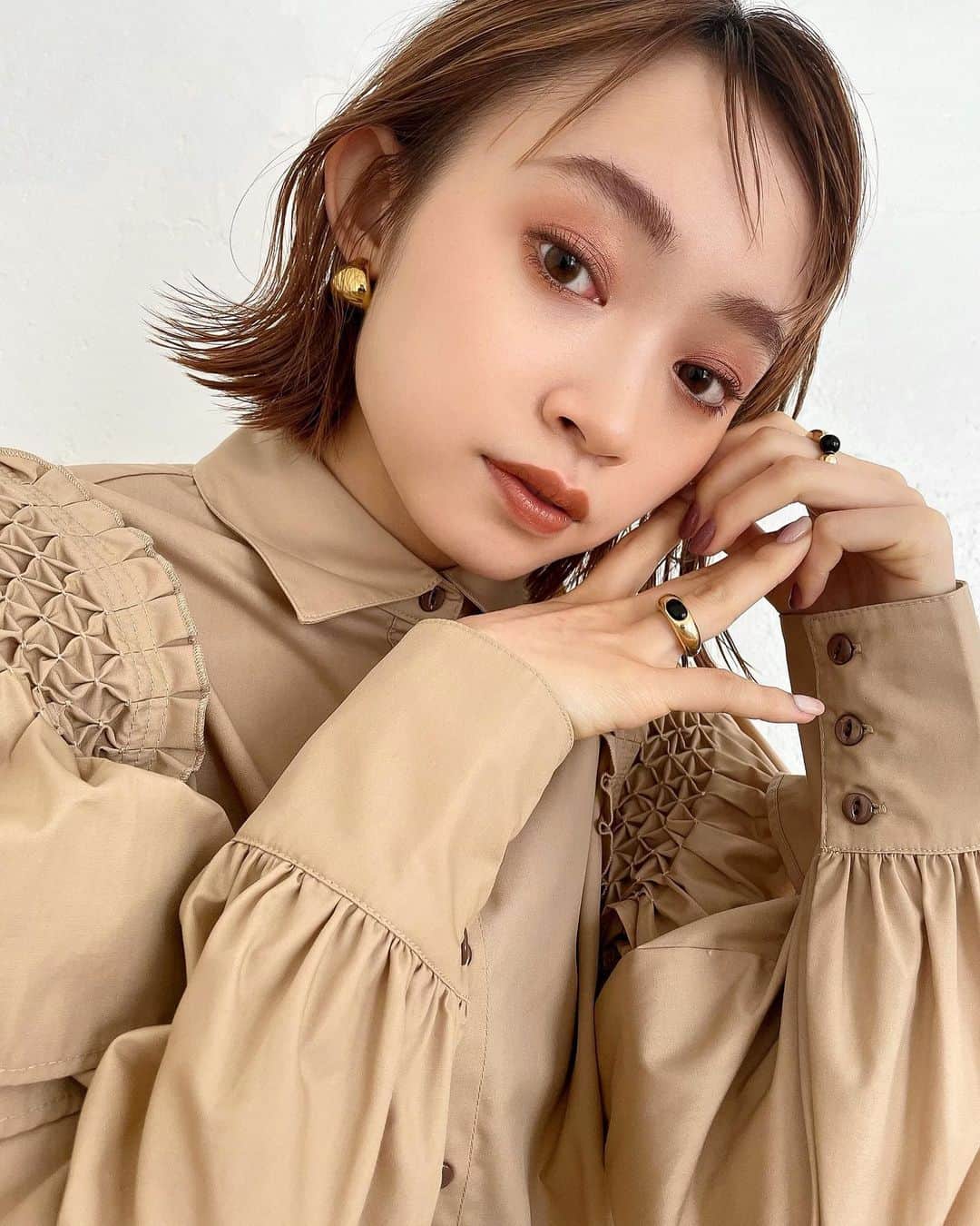 谷口翠彩のインスタグラム：「🍁 𝒔𝒆𝒏𝒔𝒖𝒂𝒍 𝒎𝒐𝒅𝒆 🍁  𝐒𝐭𝐫𝐨𝐧𝐠 𝐚𝐧𝐝 𝐠𝐫𝐚𝐜𝐞𝐟𝐮𝐥 ✵  強くて しなやかに  揺るがない🍁  メイクを武器にして ☽ ☾  たまには囲んで 自分らしく 強く 凛と。  eye： @mimc_natural  ビオモイスチュアシャドー31 Eteluna Rose ミネラルリキッドシャドー05 ゴッデス eyebrow @mimc_natural アイブロウマスカラ03ローズピンク cheek：  @suqqu_official  ピュアカラーブラッシュ129 eyeliner： @celvoke.jp  シュアネスアイライナーペンシル 14 @suqqu_official  アイライナー01 mascara： @snidelbeauty ディファイニングマスカラEX01 lip： @snidelbeauty  ルージュスナイデルマット05 . . . .  #みどめいく#みどへあめいく #suqqu#suqquアイシャドウ#カラーマスカラ#スック#snidelbeauty#mimc#エムアイエムシー」