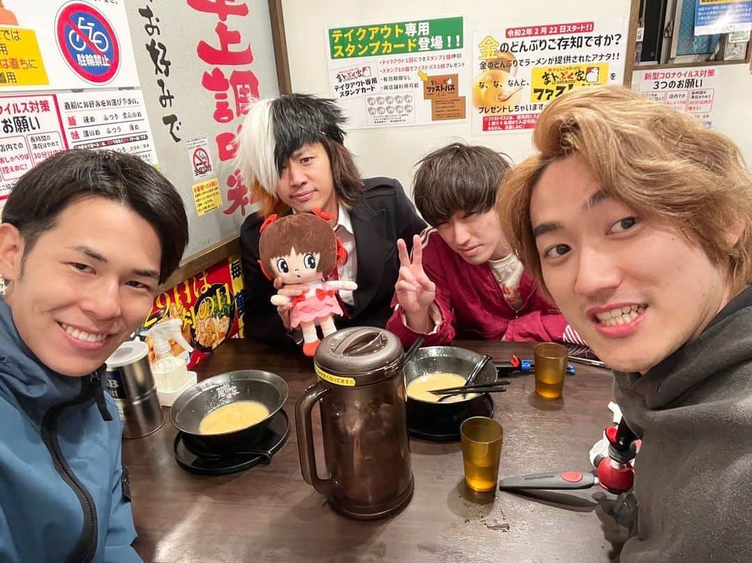 のインスタグラム：「5年半前YouTuber始めたてで 登録者もまだ2万人くらいの 大学生の時に岡崎を初めて訪れ 東海オンエアに初めて会いました。  今でもあの頃と変わらず 岡崎に来たら暖かく迎え入れてくれる 東海の皆さんが大好きです。  てつやさん、りょうさん ありがとうございました！ 次はサウナ行きたいです👏  PS まんぷく家もう食べたくなっちゃってるのが恐ろしい。」