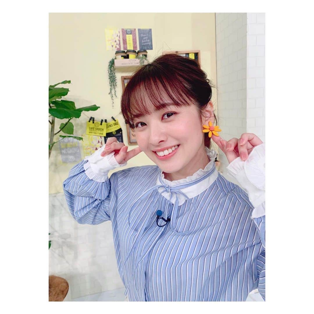 河出奈都美さんのインスタグラム写真 - (河出奈都美Instagram)「. 耳に咲くお花〜☺️🌼  子どもの頃、こんな感じの 大きくてカラフルなビーズで アクセサリーを手作りしていたのを 思い出しました。 すぐに取れちゃってたけど笑  イヤリング好きで、ちょっとずつ 集めるのが楽しいです♪ 編み物も好きなので いつかレース編みで作ってみたいと 思っています😊  #日本テレビ #アナウンサー #河出奈都美  #イヤリング好き#イヤリング#アクセサリー#フラワーアクセサリー#フラワーモチーフ」4月17日 23時07分 - kawade_natsumi