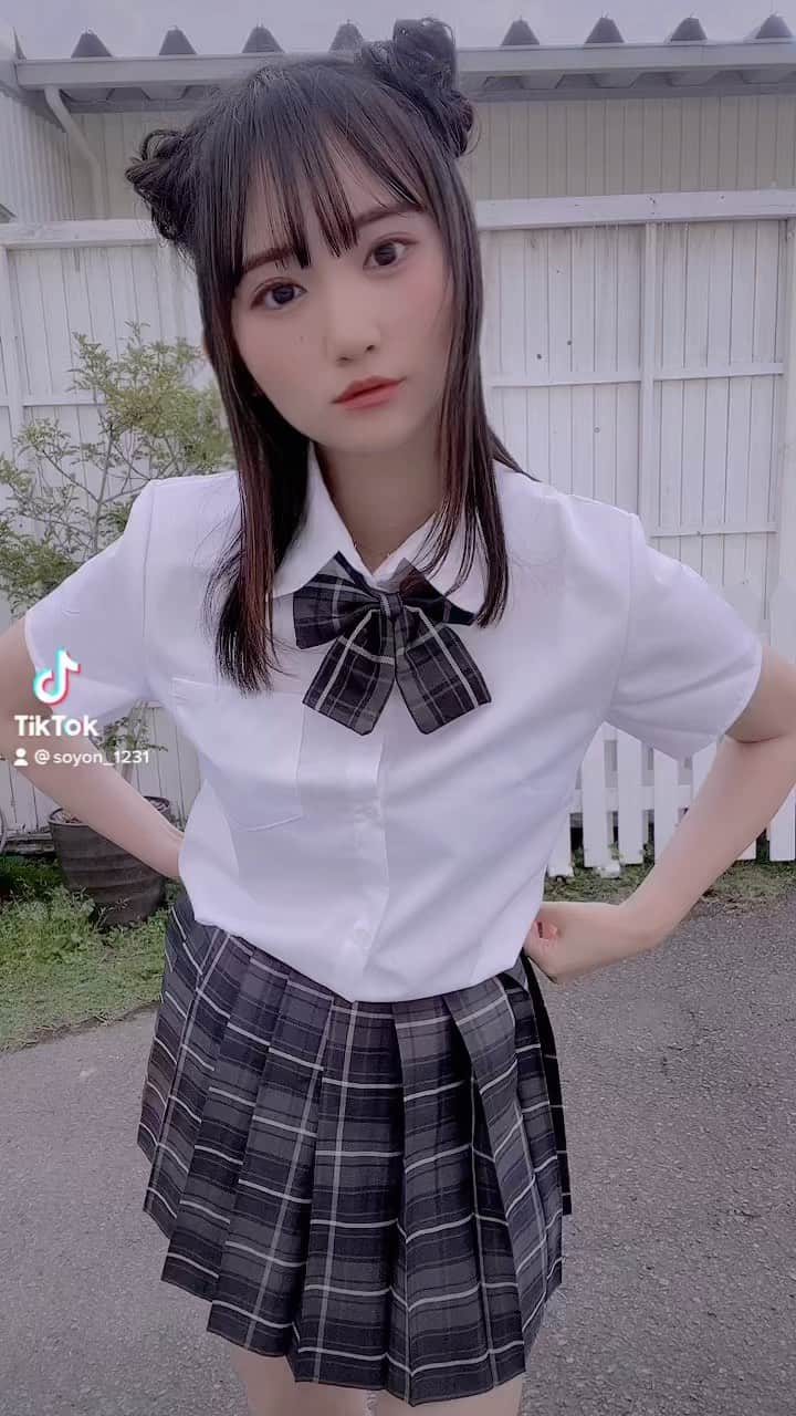 そよんのインスタグラム：「👏🏻👏🏻👏🏻👏🏻  #Tiktok #踊ってみた #制服 #JK #制服コスプレ #制服コス」