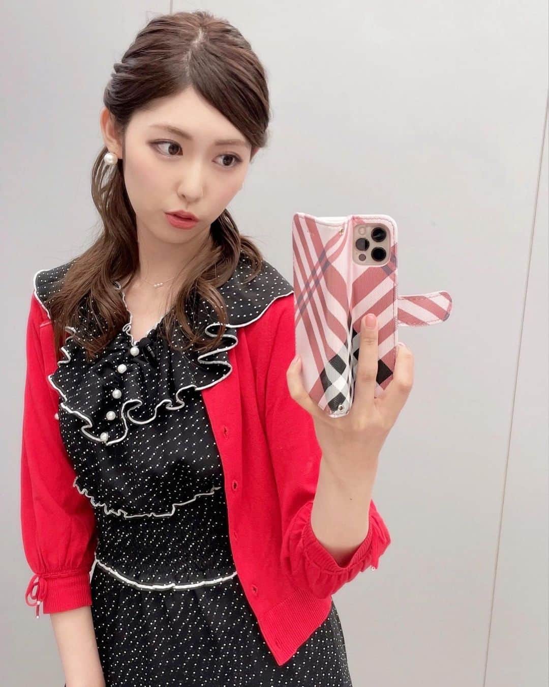 橘ゆりかのインスタグラム：「💌💌💌 ⁡ ⁡ 最近衣替えと断捨離したよ〜！ せっかく物が減ってスペースできたはずなのに ニットがタンスに納まらない🙃 冬物ってなんであんな嵩張るの… ⁡ ⁡  この写真のワンピースはウエスト細見えデザインでかわいくてお気に入りのものです🤍🖤 ⁡ まだ肌寒くてカーディガン合わせたけどノースリーブでさらっと着られるから夏にもいっぱい活躍してくれそう☺️ ⁡ ⁡ cardigan @willselection_official  one-piece @tocco_closet  ⁡ ⁡ ⁡ #春服 #橘ゆりか #ウィルセレクション #トッコクローゼット #トッコ #ワンピースコーデ #カーディガン#willselection #toccocloset #tocco #cordinate」