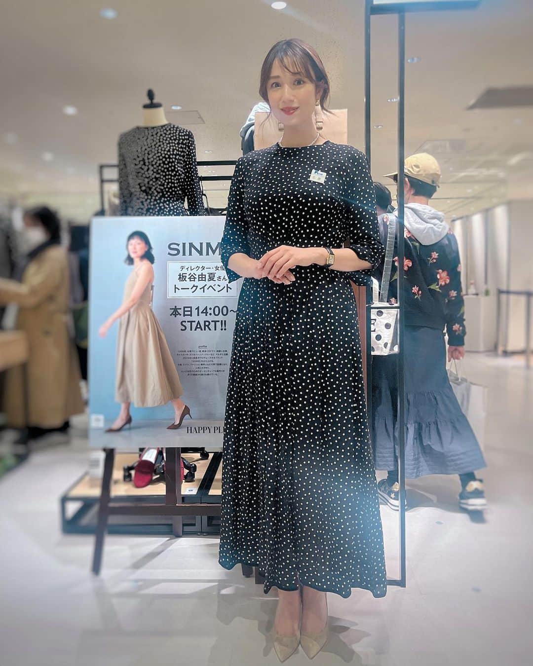 のインスタグラム：「土曜日は、久々にトークイベントでのMCでした♪♪  女優の板谷由夏さんがディレクターを務める人気ブランド　SINMEのHAPPY PLUS 京都ISETAN店にて トークイベントでした✨  以前から憧れの女性であった板谷さんと お話させて頂けるなんて、、、 とても緊張しましたが、本当に美しくて、お優しい方でした😊  そして、予想以上のお客様の多さにも驚き💦 お店の外までたくさんの方がトークイベントを聞きに来てくれてました！  母であり、女優業も日々お忙しいなかで過去には11年間もキャスターとしてニュース番組に出演してたりと、 本当に幅広くご活躍されている板谷さん。 それだけではなく、ブランドディレクターまでされているなんて、本当に本当に多才過ぎますよね✨  色々なご経験をされている板谷さんの お話はとても楽しく、興味深くて聞き入ってしまいました😌 ファッションのことだけではなくご自身のパーソナルな部分までお話頂いたので、ファンの方にとってはとても貴重な時間になったと思います✨  板谷さんのように、美しく、素敵な女性になれるように日々積み重ねていこうと思いました😌💕  衣装は↓ onepiece/ @sinmedenim  shoes/ @gianvitorossi   私服は↓ jacket/ @cabana.official  onepiece / @therow  bag / @delvaux  shoes / @prada  #HAPPYPLUS #京都ISETAN #SINME #板谷由夏　さん #トークイベント」