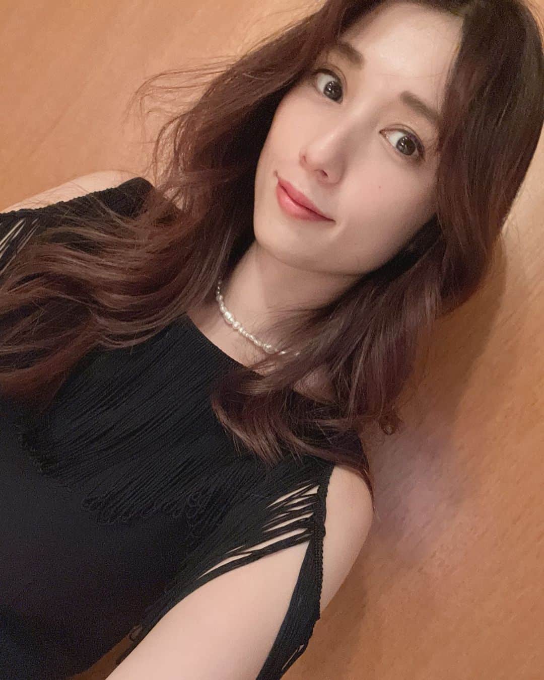 のインスタグラム：「そして、京都から帰京して 友人の結婚パーティーへ☺️ 披露宴には間に合わなかったので、二次会から参加させてもらいましたが、素敵な会でした✨  久々に、昔から仲良くしてくれてる みんなにも会えて嬉しかったなぁ😌  かれこれ5年〜10年間くらいの友人たちでしたが... 大人になって出会えた仲間は、大切にしていきたいなぁ〜と思った夜でしたよ。 どうも、大勢いる会が苦手な私ですが、 昔からの仲間たちだと変に身構えもせず、 リラックスできて居心地いいなぁ。  結婚したり、仕事やプライベートで新しい環境になったり、みんな変わったこともあるけど、それでも集まった時は昔と変わらないものですね😌  積もる話をワイン飲みながら... エンドレスにいけちゃうやつですw 楽しくて、ついつい飲み過ぎちゃった🍷  要するに、最高でした❤️」