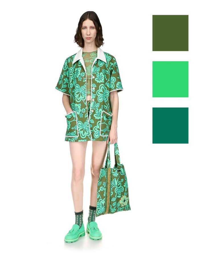 アナスイのインスタグラム：「The pantones behind our Glo Green color story.  #AnnaSuiSS22」