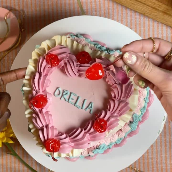 オレリアのインスタグラム：「Happy Easter, love Orelia 🐣🍰🍒  #eastercake #oreliajewellery #justaddjewellery」