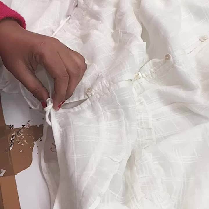 クレオベラのインスタグラム：「Behind the scenes with our artisans in India...Final checks on the Aliza Ankle Dress before shipping to you!」