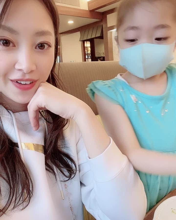 のインスタグラム：「🥰 . . サポート選手の試合を、高崎まで車でブ〜ンと、こっそり見に行ってきた🤭㊙️  帯同という形ではない状態は、メンタルトレーナーの存在を一切意識をしないので、良くも悪くもリアルな状態を見られるのがいい🤫  私自身もまた違った視点で見られて新発見が多いので次回のトレーニングにも活かせるから、新体操に限らずサポート選手の試合のこっそりバージョンは個人的には結構好き😏笑  今回の旅のお供は、姪❣️  姪も新体操やってるから、少しでも刺激になってくれたらいいなーと思って😊  上手な人たちを見るというだけで、いい練習と勉強にもなるからね。  長旅だったけど、終始いい子にしててくれました😍  そしてサポート選手も最高の結果を残してくれて感無量🥹👏  初回のトレーニングから本当に一生懸命向き合ってくれて素直に全てを実践してみてくれるし、良かったものは良かった、合わなかったものは合わなかったとストレートに伝えてくれるから、目標に最短で近づけるんだよなぁ♡  メンタル的成長も著しい‼️  そして分かりやすく結果が着いてきてくれるという😂  今日の演技を見ていても、トレーニング内容もそろそろ次のフェーズに入っていくかなぁ😍という感じ。  これからが楽しみな選手だからこそ、メンタル的にも肉体的にも潰れないように、陰ながらサポートをし続けることが私のミッションだなと改めて感じさせられた試合となりました😊  お疲れ様❣️ おめでとう🎉🎉🎉 . . . #メンタルトレーナー #メンタルトレーニング #新体操 #高崎 #高崎アリーナ」