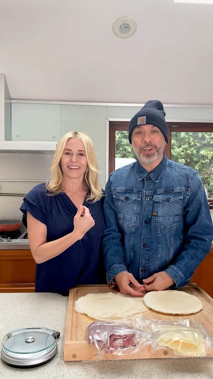 チェルシー・ハンドラーのインスタグラム：「@jokoy and I were hungry for some more Jewipino cooking. Let’s blend some culture, people. Happy Easter!」