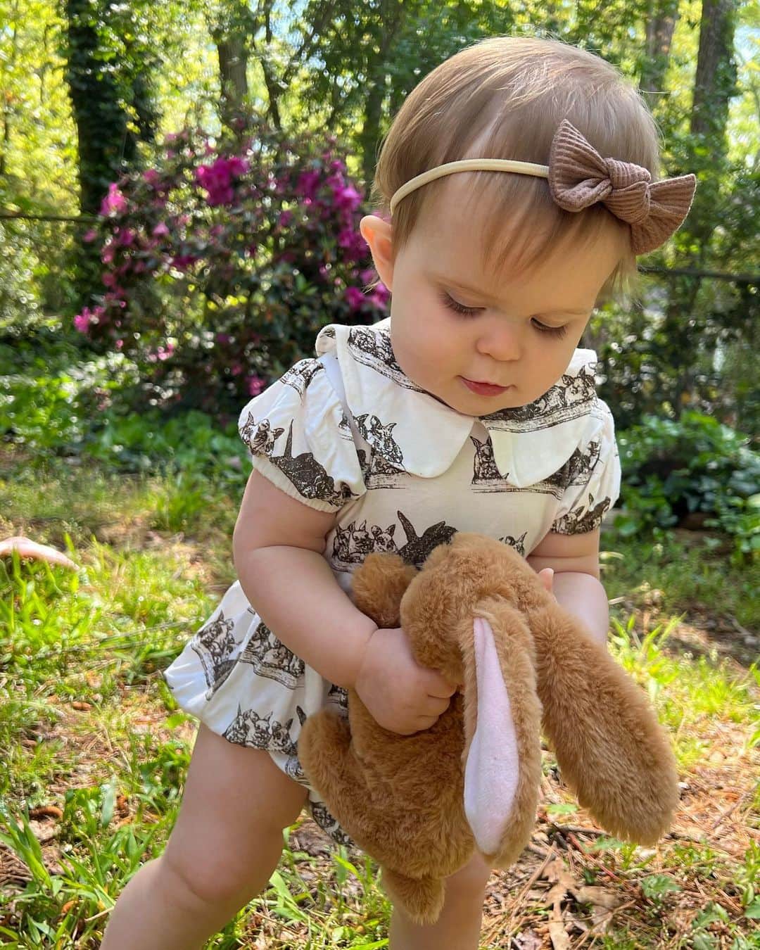 Breonne Rittingerさんのインスタグラム写真 - (Breonne RittingerInstagram)「Briars First Easter! 🐰 I think this might be her favorite holiday! She LOVED the Easter Bunny and enjoyed Easter egg hunting more than I thought she would! Love watching her experience these things for the first time! #briar #easter #bunny #11monthsold #easterbasket #easteregghunt #thebunnyhive」4月18日 2時26分 - breonnecowan