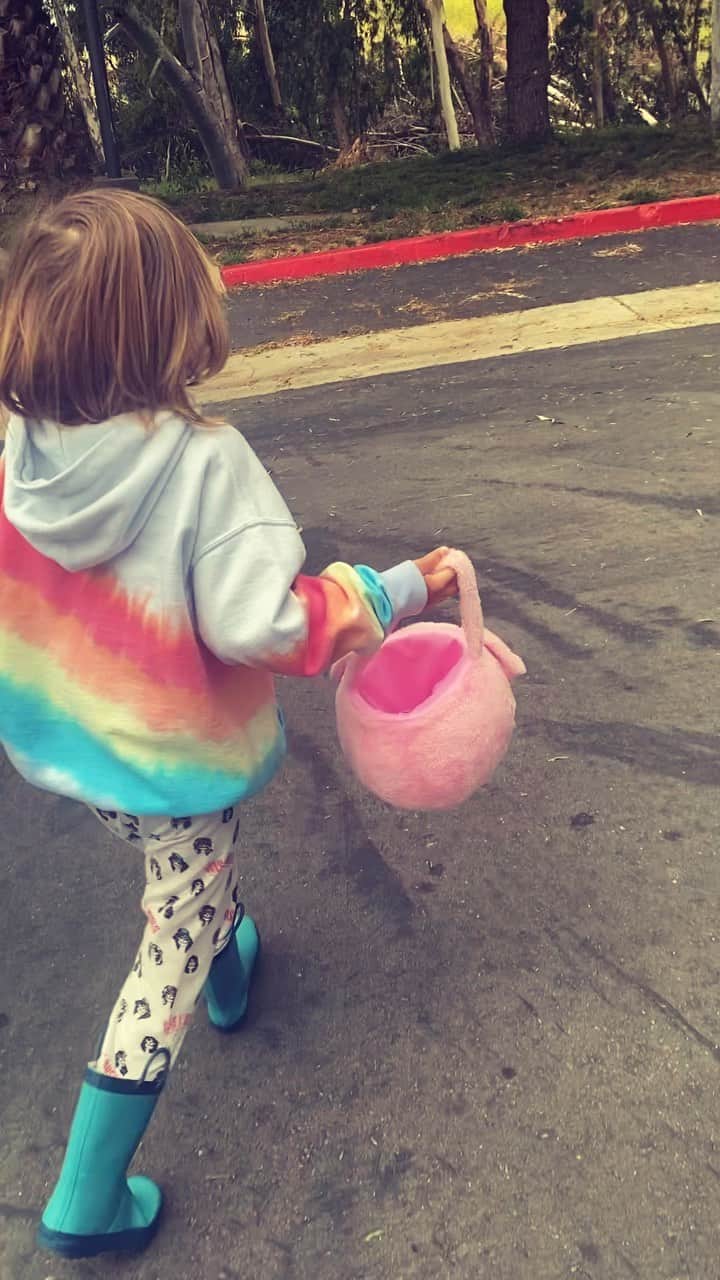 Peta Murgatroydのインスタグラム：「🐣Happy Easter Everyone🐣  This morning’s egg hunt was too funny. Shai was (for the first time) curious and a little scared of what he might find 🤣 Maks and I were dying.  Gosh I wish these early years wouldn’t go by so fast. Next year he probably won’t believe in the Easter bunny and it’ll be all overrrr 😭  I have to cherish this time while I have it 🙏🏻❤️   Sending you all so much love today, have a beautiful Sunday XO  P.S. Pay no attention to my horrid “I just woke up and threw anything on” outfit 😩 Mum’s I know you can relate.」
