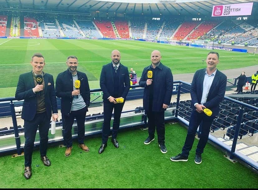 アラン・ハットンのインスタグラム：「Lovely Easter Sunday at hampden 😁💙」