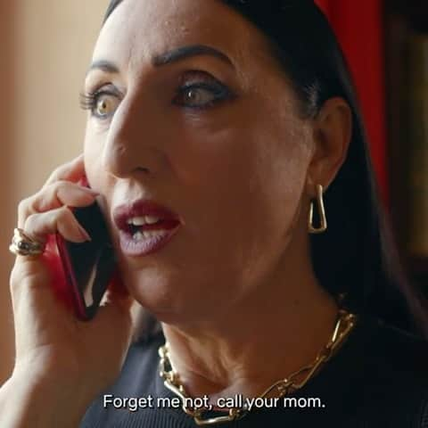 ウノデシンクエンタのインスタグラム：「CALL YOUR MOM  Rossy de Palma y Luna Lionne protagonizan la historia de amor más real entre madre e hija. Un teléfono rojo, una pulsera con mensaje y una sorpresa final. ¿Cuál será?  Rossy de Palma and Luna Lionne star in the truest love story between mother and daughter. A red phone, a bracelet with a message and a final surprise. What will it be?  @rossydpalma @lunalionne #CallYourMom #MothersDay #DiaDeLaMadre #rossydepalma」