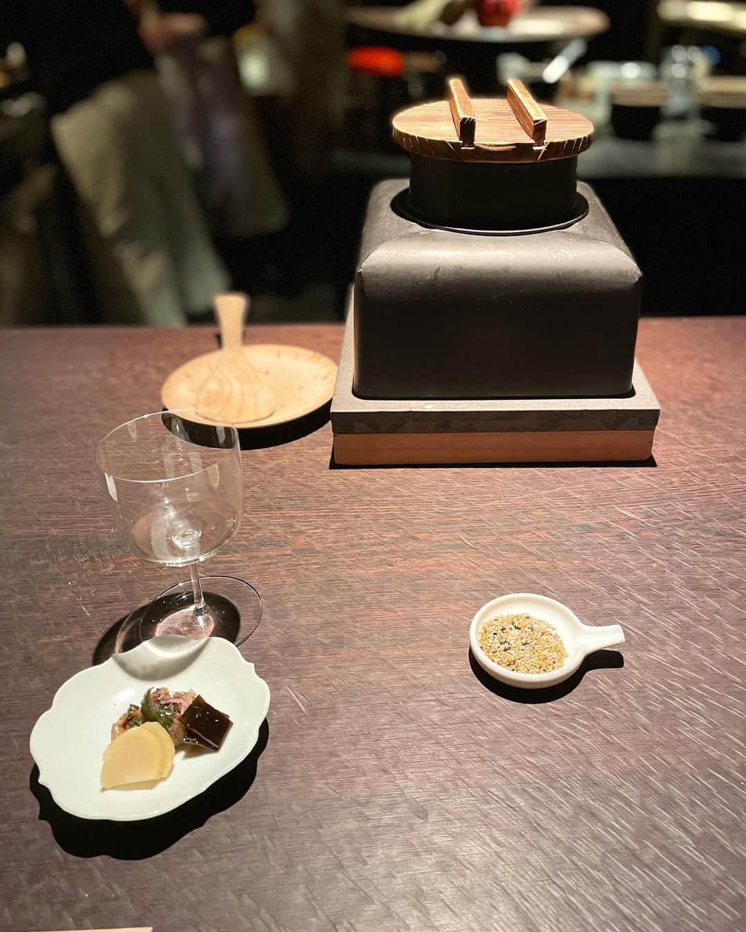 のインスタグラム：「特別な夜だった。  この日のディナーを @ogata.official さんにしようと思いついたのは、パリへ到着してからみなさんご存じの高速引越しが済んで、少し経った頃。ようやく、プラスアルファの楽しいことを考え始めた時期だった。  そもそも私の一方的なオガタさんとのお付き合いは、若かりし頃に通った東京のレストランが始まりだった。  建築家、デザイナーと多才なプロフィールをお持ちのオガタを率いる緒方慎一郎さん。素晴らしい審美眼で、日本の粋を集めた館をパリのマレ地区に誕生させた。ここ数年、ぜひ一度行ってみたいと思っていたお店。  1Fエントランスは、贅沢な吹き抜けの空間が広がり、一瞬でパリでも東京でもどこでもない〝オガタ〟にトリップする。  細部に渡る空間デザイン、調光に至るまで、どこか身に覚えのある日本の贅沢な割烹料亭的雰囲気も持ちながら、やはりどことも似ていない独自の空間世界が広がっている。  さっと炙った帆立の磯部焼きを片手にかぶりつきながら、コアな日本酒を遠慮なくパリで楽しむ贅沢な夜。  しかもデミグラスソースの煮込みハンバーグなんて泣けるメニューも出てくる気さくさがたまらない。  すべてが素晴らしく美味しかったのは言うまでもありませんが、今夜いちばん沁みたのは、炊き立てのかまど飯でした😭🍚✨  オガタさんのお料理は、たしかに和食なのだけど、パリならではの和食なのだ。モーリーユ茸の揚げ浸した付け合わせなんて、日本じゃ到底頂けない。だから、オガタであえて和食を堪能するのってパリの新しい楽しみ方だと思う。  日本酒を酌み交わしながら、私たちのこれまでの長い旅路を振り返って、互いに労を労った記憶に残る誕生日ディナー。  外に出ると、満月。  「写真撮ろうよ！まるで、ウッディー・アレンの〝ミッドナイト・イン・パリス〟みたいな夜じゃないか」っていう彼のリクエストで撮ったのが最後のやつ。  #猫沢銘店àparis  #猫パリ　#猫沢エミのインターナショナル五十路ライフシフト  #猫沢エミリーパリへ行く」