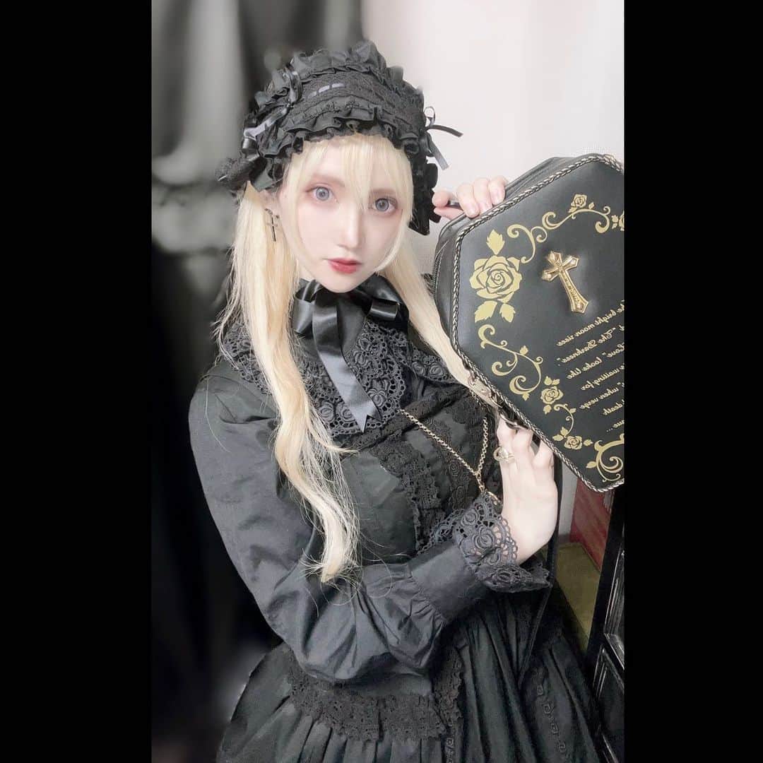 赤木クロのインスタグラム：「アリパイさんのミランダJSKと棺桶ポシェット⚰🥀 、 、 、 、 、 、  #anime #animegirl #animejapan #animeworld #japan #japanesegirl #日本  #일본여자 #코스프레 #그라비아 #角色扮演遊戲　#lolita #lolitafashion #ロリィタ #ロリィタファッション　#aliceandthepirates #gothicfashion #gothiclolita #gothicstyle #gothicgirl #ゴシック #ゴシックファッション #ゴシックロリータ」