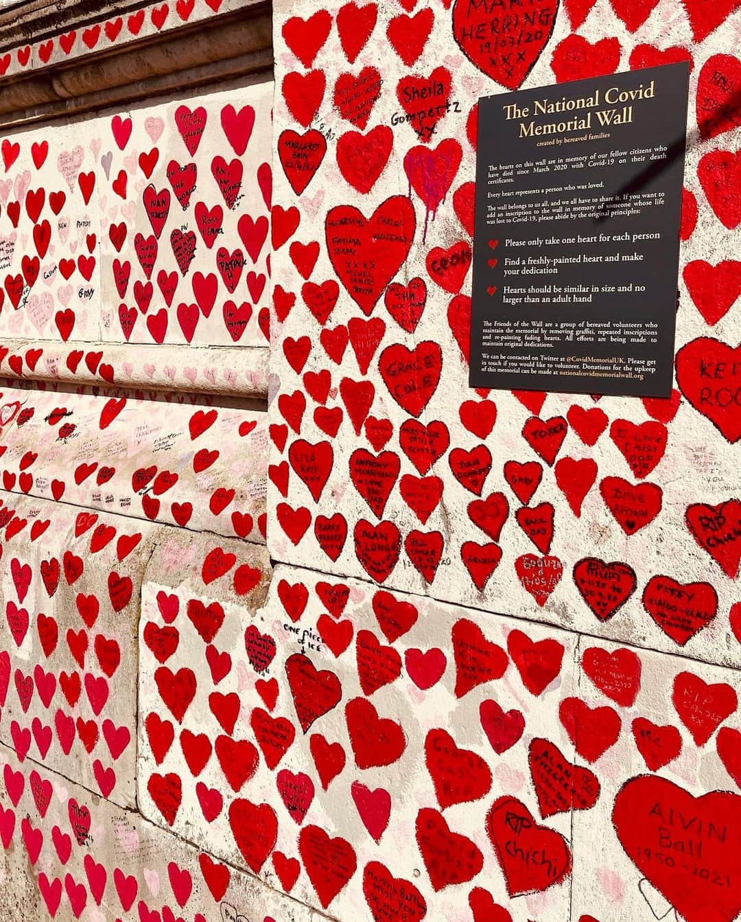 布袋寅泰さんのインスタグラム写真 - (布袋寅泰Instagram)「ロンドンの国立Covid記念壁は、英国でのCOVID-19パンデミックの犠牲者の追悼のためボランティアによって描かれた公共の壁画です。数多くのハートの中には故人の名前と愛に溢れたメッセージが綴られています。一人一人に愛すべく家族や友がいる。世界は小さなハートの大きな輪で繋がっています。世界に平和な毎日が戻りますように。 #peace #london #covidmemorialwall」4月18日 3時44分 - hotei_official