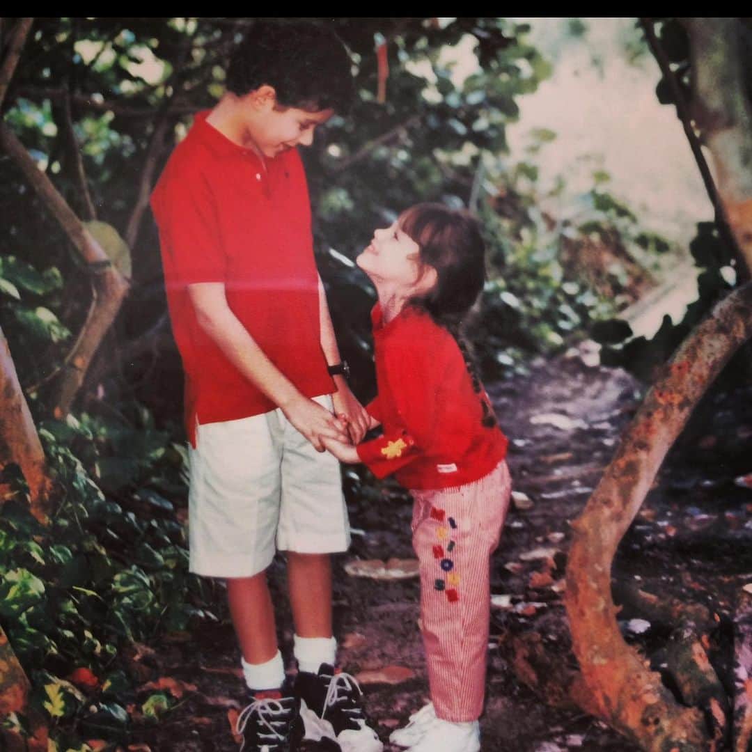 アリッサンドラ・アロノウのインスタグラム：「Happy birthday @andrewaronow ! You’ve always been my role model and I love seeing Iris look up to you like I always have. Love you! ❤️🎉」