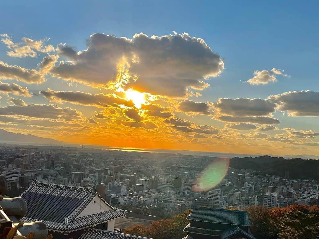 角谷暁子のインスタグラム：「朝焼けより夕焼けが好きです💛  久しぶりに司馬遼太郎の坂の上の雲を読んでいたら、以前訪れた松山城からみた夕焼けを思い出しました。「伊予松山というのは領内の地味が肥え、物実りがよく、気候は温暖で、しかも郊外には道後の温泉があり、すべてが駘蕩としているから、自然、ひとに戦闘心が薄い。」という文章を読んでから、戦闘心が薄いってどういうことかしら！？？！と不思議で...。ずっと行ってみたかった愛媛。確かにおっとりした時間の流れる、美しい場所でした。瀬戸内海の水面に映る夕焼けのきらめきがずっと胸に残っています。」