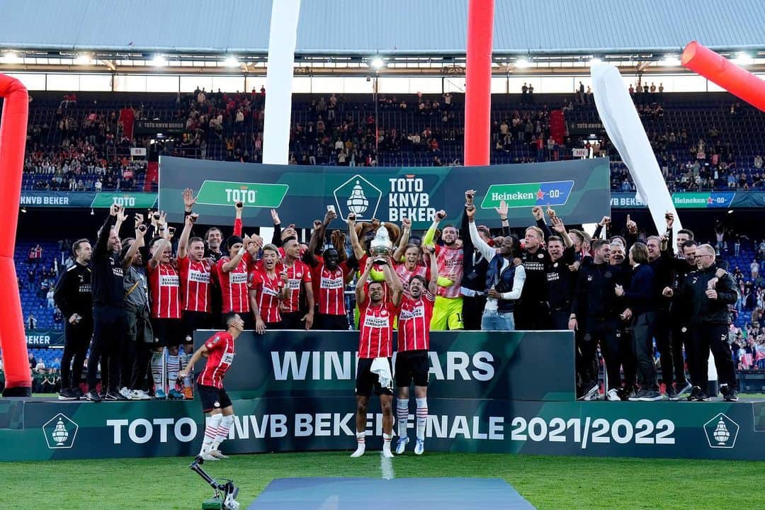 マルコ・ファン・ヒンケルのインスタグラム：「EENDRACHT MAAKT MACHT @psv 🔴⚪️」