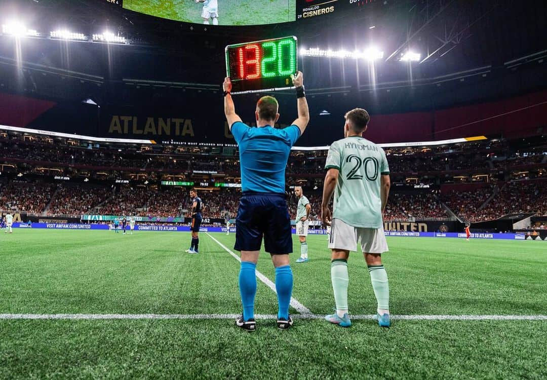 エマーソン・ハインドマンのインスタグラム：「Been working hard to get to this moment for over 9 months. Happy I got to experience it at the Benz in front of our amazing fans! 🙌🏼」