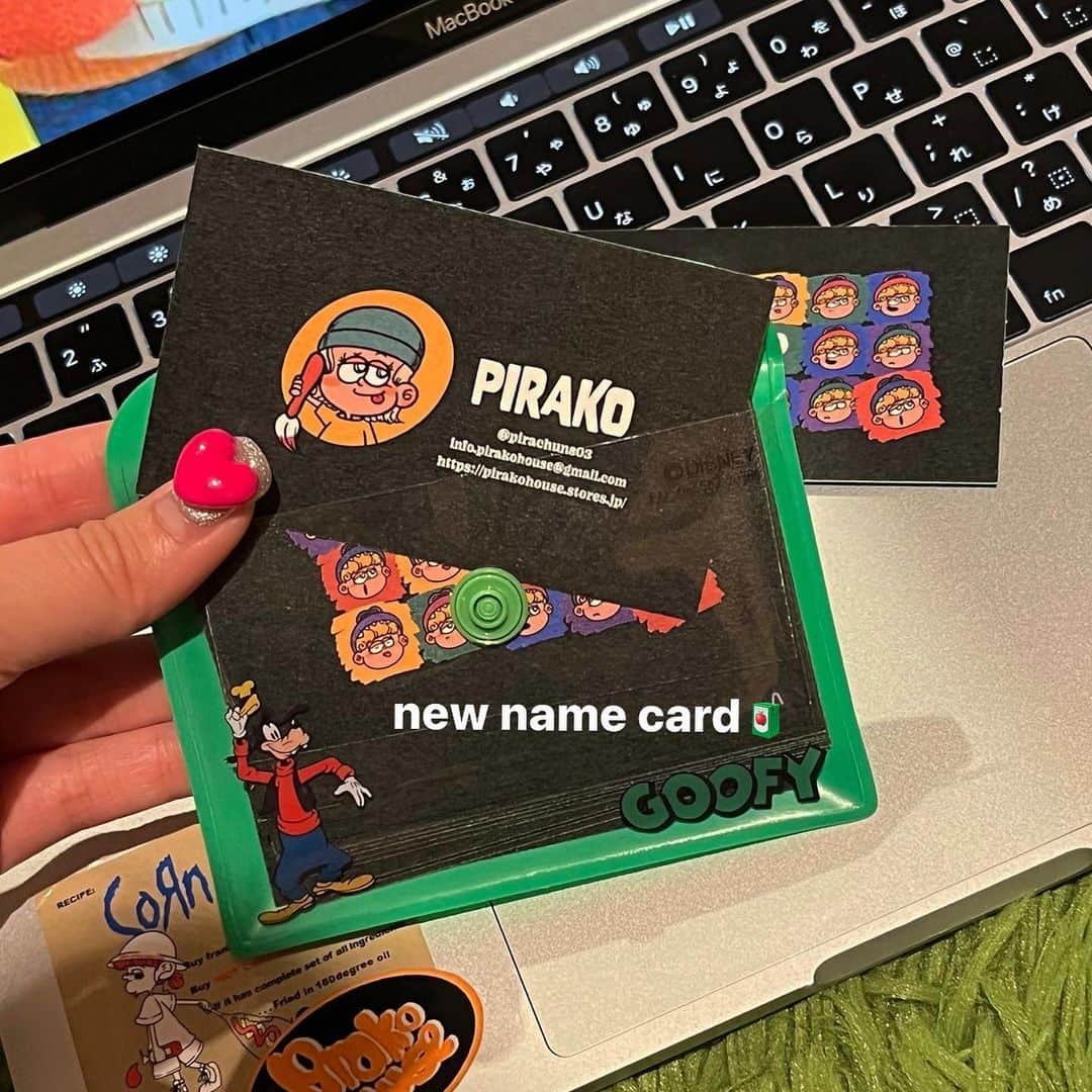 Pirakoのインスタグラム：「新しい名刺作った😀🧃💚 側面ネオングリーンでメチャカワイイのよ🫰」