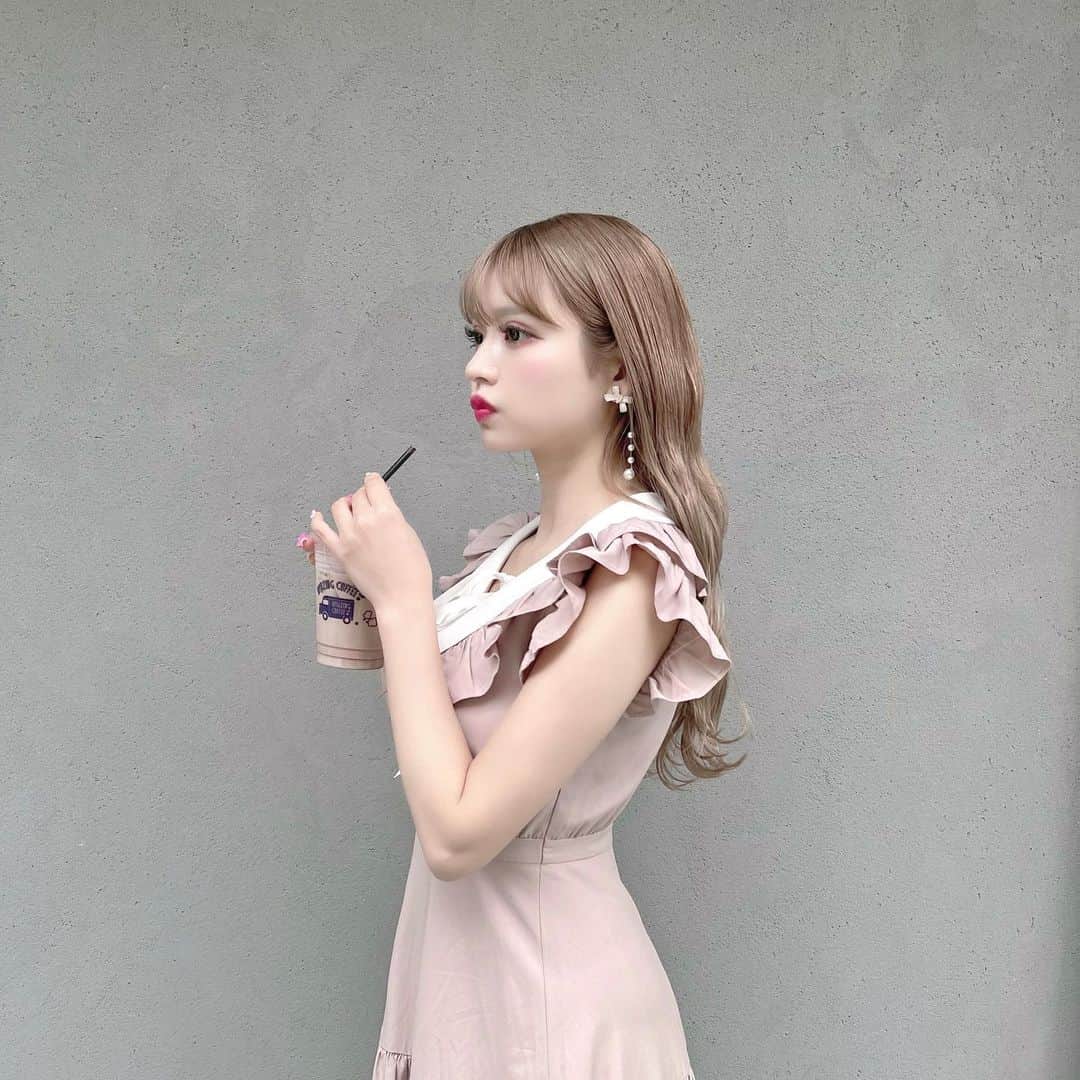 のインスタグラム：「. @m.me.eme_official の新作ちら見せ💕 これ推しすぎて絶対２色買い🤦🏼‍♀️ピンクとブラック♡ ほんとにほんとにかわいいの😭💕 えみうちゃんのインスタに載ってる動画でワンピの良さつまりまくってるからみてみてね🥹🫶🏻💕💕 . #mmeeme #SS #ワンピース」