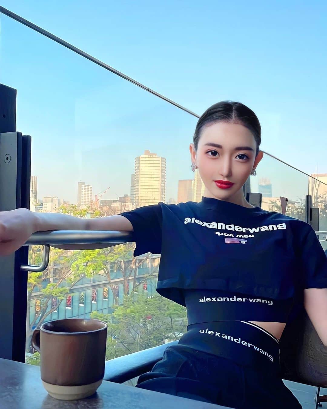 SEIRAさんのインスタグラム写真 - (SEIRAInstagram)「ふわふわさんとお茶🫖  ヘアラインのアートメイクをしたのだけど  オールバックしたときに 生え際が剥げかかってるのが目立たなくなってすごくうれしいので、 最近はずっと前髪なし系でいます‼️  2回に分けてまた来月もヤルヨ✌️  @an_0921_art ありがとうございます😊 施術中ずっと面白い話した🤣  @ochanomizubiyou でやりました💉  ヘアライン、眉毛、アイライン、リップ 全部アートメイクにしたからすっぴんでも 生きやすい世界🌏  服は全身大好きな @alexanderwangny 🇺🇸✌️  #ヘアラインアートメイク  #アートメイク #ヘアライン  #生え際アートメイク #生え際カバー  #アートメイクリップ #アートメイクアイライン #アートメイク眉  #リップアートメイク #アートメイクダウンタイム #リップダウンタイム #時短メイク#すっぴん美人 #美容皮膚科 #メディカルコスメ  #アートメイク#ANBROWS #メディカルアートメイク #美容医療 #アートメイク東京#モテリップ#アートメイクリップ #お茶の水美容形成クリニック#OBC #すっぴん #すっぴんメイク #ナチュラルメイク #すっぴんメイク美人 #gyreomotesando」4月18日 15時02分 - dj_seira_jpn