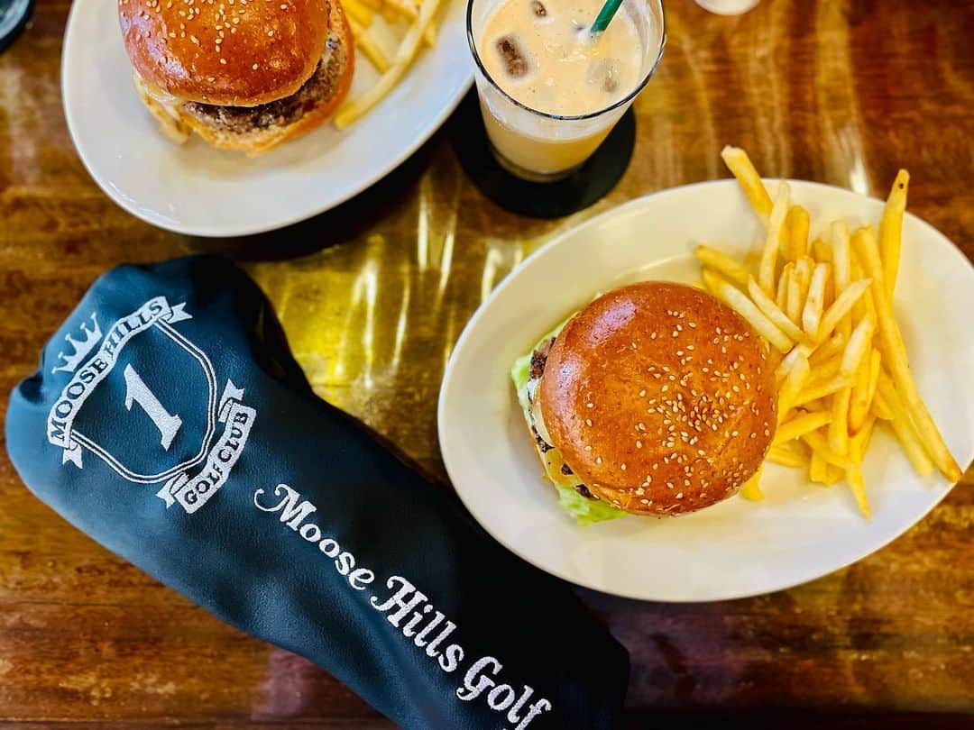 下村真由美のインスタグラム：「🍔❎🏌️‍♀️  プロゴルファーが集うムースヒルズバーガー　#moosehillsburger 🍔🍦  待望のゴルフギアが出ました🦌✨ シックでクールなヘッドカバー😎 私もお気に入りです❤︎  #moosehillsburger  #鳴沢村  #河口湖  #ハンバーガー  #golf  #ヘッドカバー」