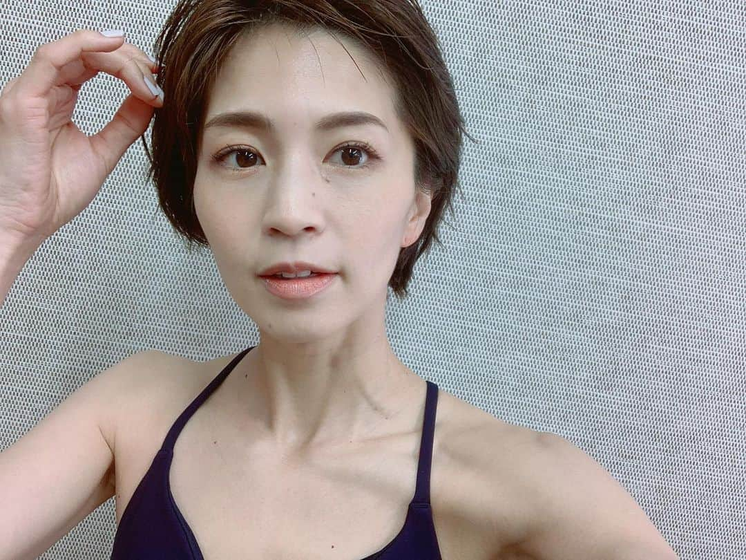 安田美沙子さんのインスタグラム写真 - (安田美沙子Instagram)「はしりたい、はしりたい、はしりたい！  ハーフマラソンを控えて フルマラソンで追い込んでた時の気持ちって一瞬で戻ってくる。  母になり、時間のやりくりが難しいけれど、仲間たちが 私のはしりたい欲を満たしてくれる。  ゆったり走ろうと思いながらも、目標の日が近付くとドキドキして。。。  夜に走ろうとしたら、仲間が集まってくれました。 久々の夜ラン10キロ。 やっぱり追い込むのも好き！  あと1週間調整するぞー！！  #run #halfmarathon #時計は朝ラン」4月18日 15時37分 - yasuda_misako