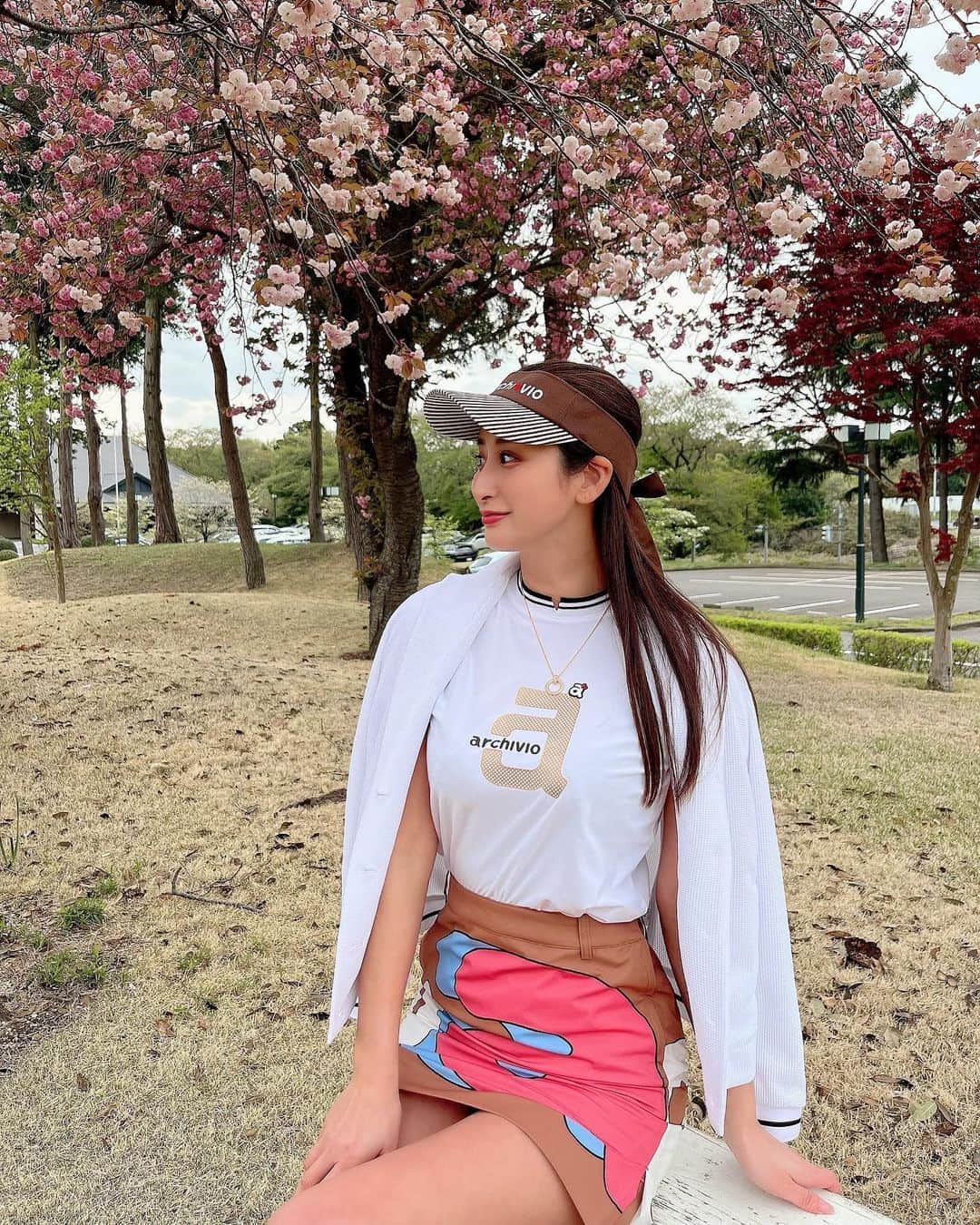 のインスタグラム：「久々のゴルフ〜🏌️‍♀️ もっと練習しなきゃだ😢  八千代まだ桜咲いてて 綺麗だった💕🌸🏌️‍♀️✨  ウェアは @archivio.official_online だよん🤎💙🤍  #太平洋#八千代#golf#アルチビオ#archivio」