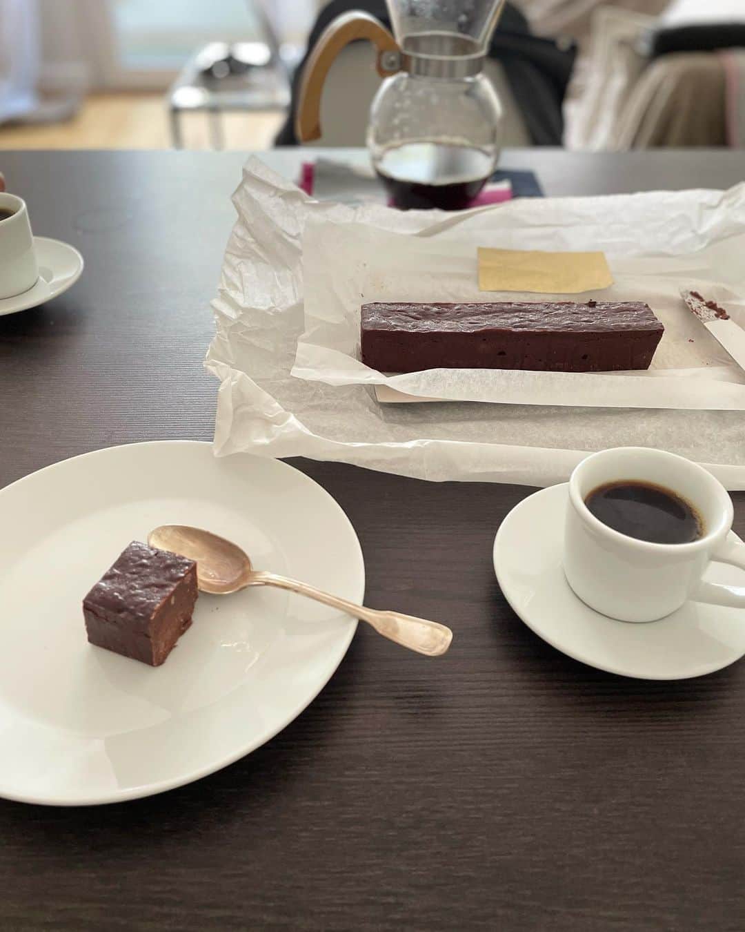のインスタグラム：「今週はミチミチに忙しかった。  誕生日を完全休暇にするために、ツメツメで頑張った。  そして週末。  普段通りのにゃんフラ後、 @ogata.official のシェフパティシエみきちゃん @iiimiki のショコラ・ガナシュを頂きながら映画三昧。  ロミー・シュナイダー1本、ジャン・ジュネの日本未公開のアート・ショートフィルムなどカルト系を数本。  そしてなぜか最後に辿り着いたのが、Netflixで深夜食堂っていう😂しかもフランス語字幕がつけられちゃう👀❣️  このドラマ、日本のコアな風習文化や食を外国人が学ぶのにサイコーの教材だ。  フランスとは違う人の距離感、挨拶、新宿の狭い路地、真夜中営業の食堂、そして彼からしてみれば魅惑の食事の数々。  かぶりつきであっという間に4話観てしまいましたとさ。  #猫パリ  #猫沢映画館　#猫沢エミのインターナショナル五十路ライフシフト  #猫沢エミリーパリへ行く」