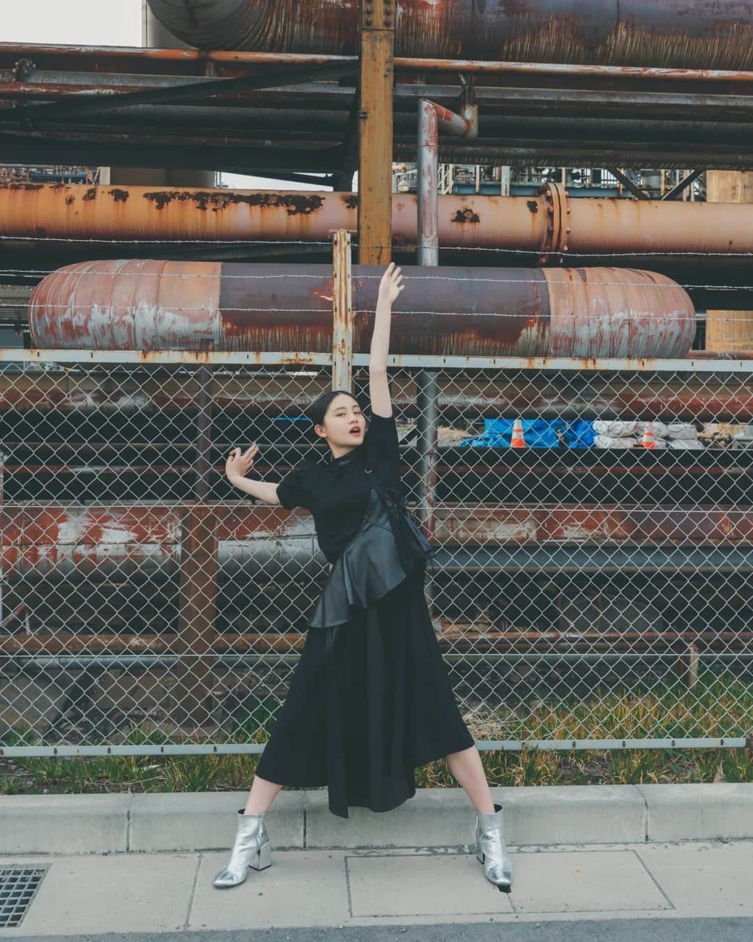 丸本凛のインスタグラム：「『週プレプラス！』の「ポラリス ヒロインたちの肖像」にて、インタビューしていただいた後編の記事が公開になりましたっ🐰 自分のことについてもお話ししています。 お洋服もヘアメイクも前編とイメージが違うものになっていますので、ご興味ありましたら是非見てください～💚🖤 editor @miyu_utada photo @yutaroyamane stylist @kon_543 hair&make @erina731  #週プレプラス#ポラリス#ヒロインたちの肖像#丸本凛#後編 👗#SHIROMA#meISSEYMIYAKE  "＋コラム - 週プレ グラジャパ！ -GRAVURE JAPAN!-" https://www.grajapa.shueisha.co.jp/plus/column/trial/9/9282」