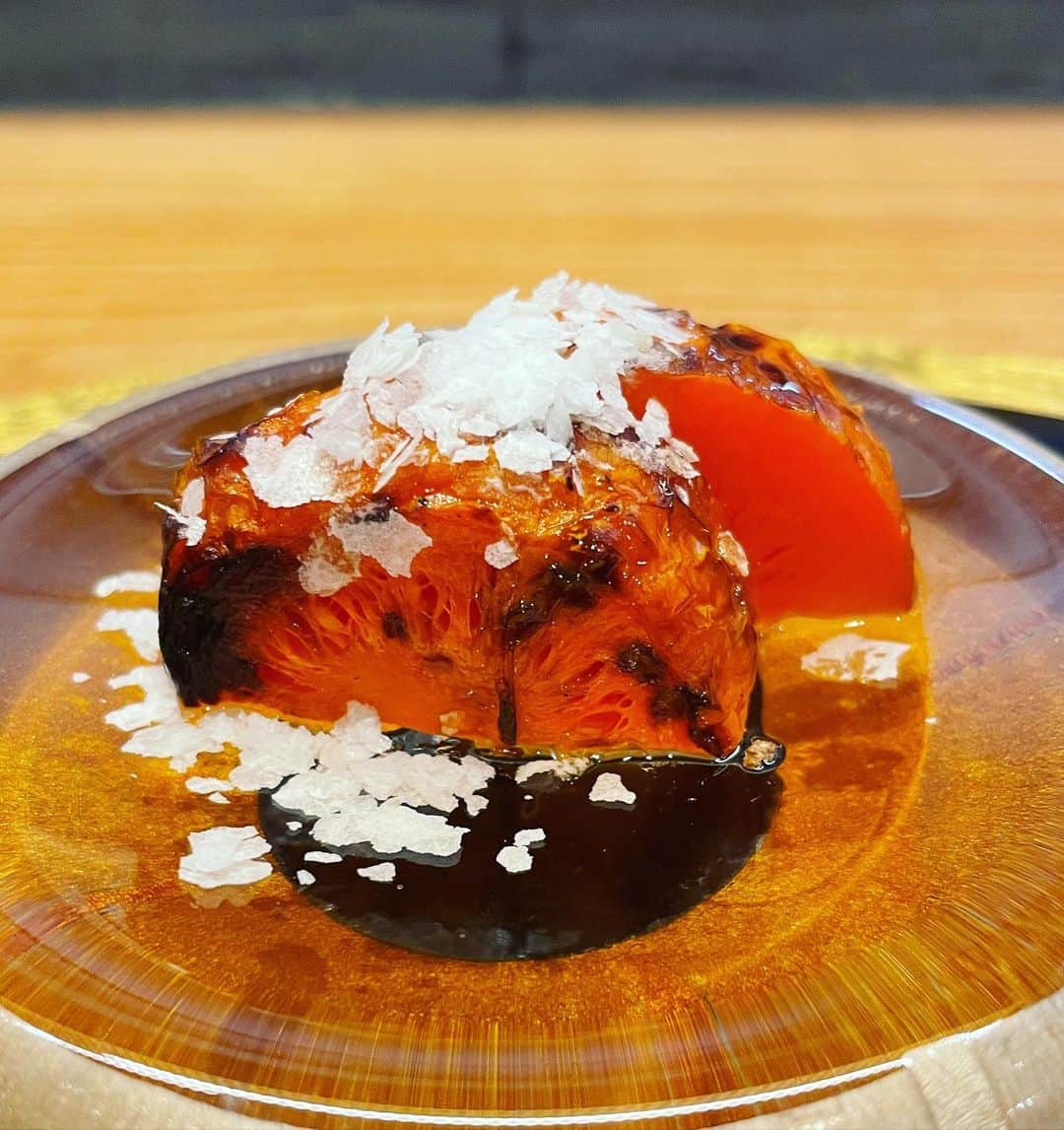あだち理絵子さんのインスタグラム写真 - (あだち理絵子Instagram)「#美食会  #北新地  #五味五感 @gomi_gokan   どどーん、と食材を見せてくれ  巨大なフカヒレ 美しい横和 デカイ赤貝　に 自家製トリュフオイル  このオイルを嗅がせてもらったら 皆　予想以上のトリュフ臭の強さにリアクションが激しくて爆笑。  まずは赤茄子に塩水雲丹 トロトロの茄子に泡みたいに溶けてくウニ❤️  次に蟹飯にエビとイクラっ 見てよイクラの粒の大きさと はちきれそうなフォルム  コロコロんと床下にBB弾発射してもうた🤣  腕物　は優しい鰹出汁が染みる 筍たまらんよねー。  次に対馬産ノドグロ炙り トロンと甘い身に香味でシャキリ  そしてあの舞鶴産横和 うわわわ。 また雲丹が乗っかって宝石箱  食べるラー油とかも忍ばせられて かなり濃い口  ワンパクだなぁ✨  お酒がすすむっ。  横和の脂が美しいなぁ。 山葵醤油でシンプルに食べたかった気も。  ってかこの分だと食べきれないので できるものはポーション少なくしてくださいとお願い。  木の上に乗ってきたのは 燻製ハムと濃厚なポテサラ  最強のアテ！  んでっ 赤貝の冷やし麺  これが堪らん美味さ。 弾ける貝の身のコクと極細麺 あっさりめのタレ すべてのバランスが良くて おかわりしたいくらい！  いやあかん。 先はまだ長い。  次なるは #魚沼産雪下人参 焼き人参がメイン張るとはっ！  もうサツマイモくらいホクホク。  続くよー  #北新地グルメ #美食#グルメ#ぐるめすたぐらむ」4月18日 9時07分 - adachi.rieko