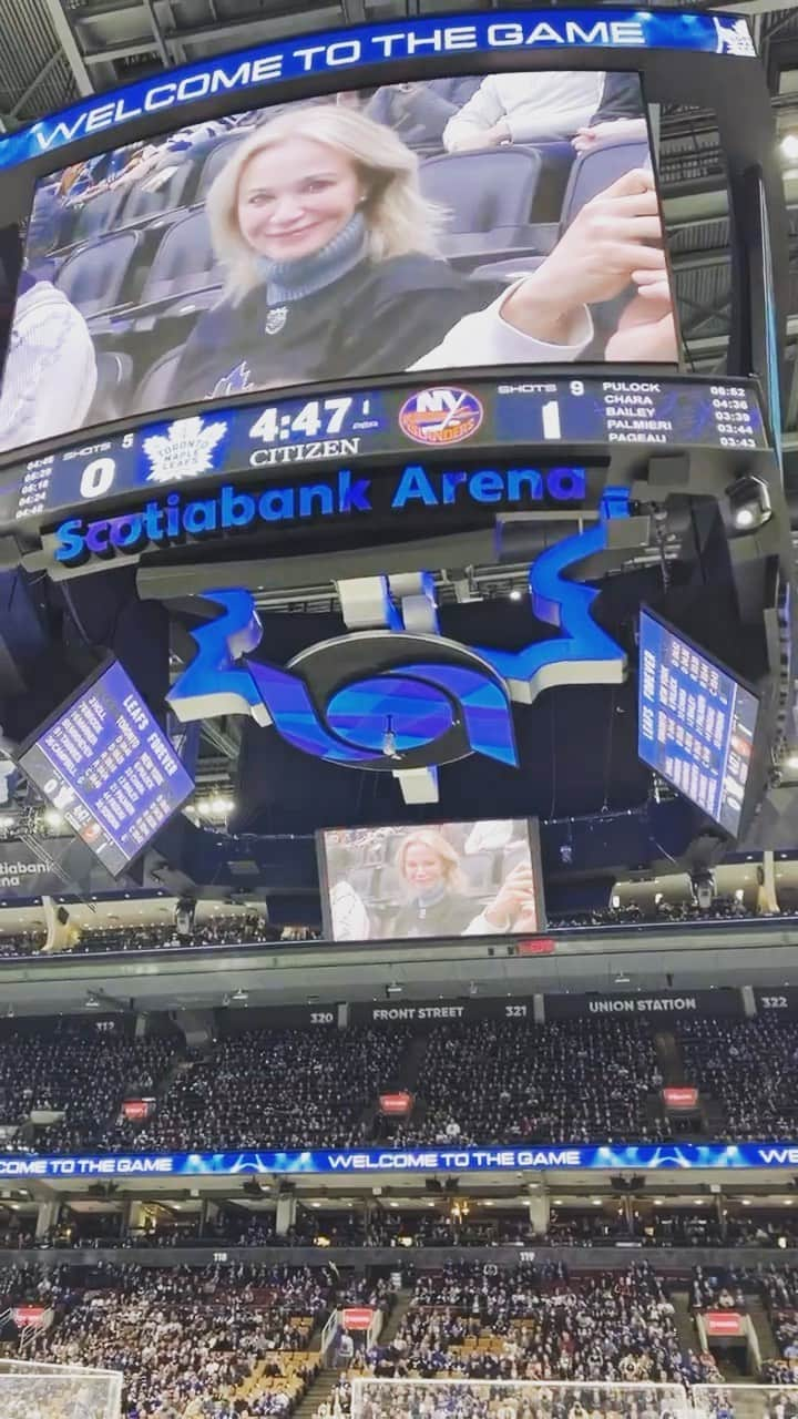 ローレン・ホリーのインスタグラム：「Go Leafs Go! Thank you for rolling out the blue carpet 💙#leafs @mapleleafs @mlsepr  big shout out to: @jamiemclennan29 🏒🥅 #leafsnation #torontomapleleafs #newyorkislanders」